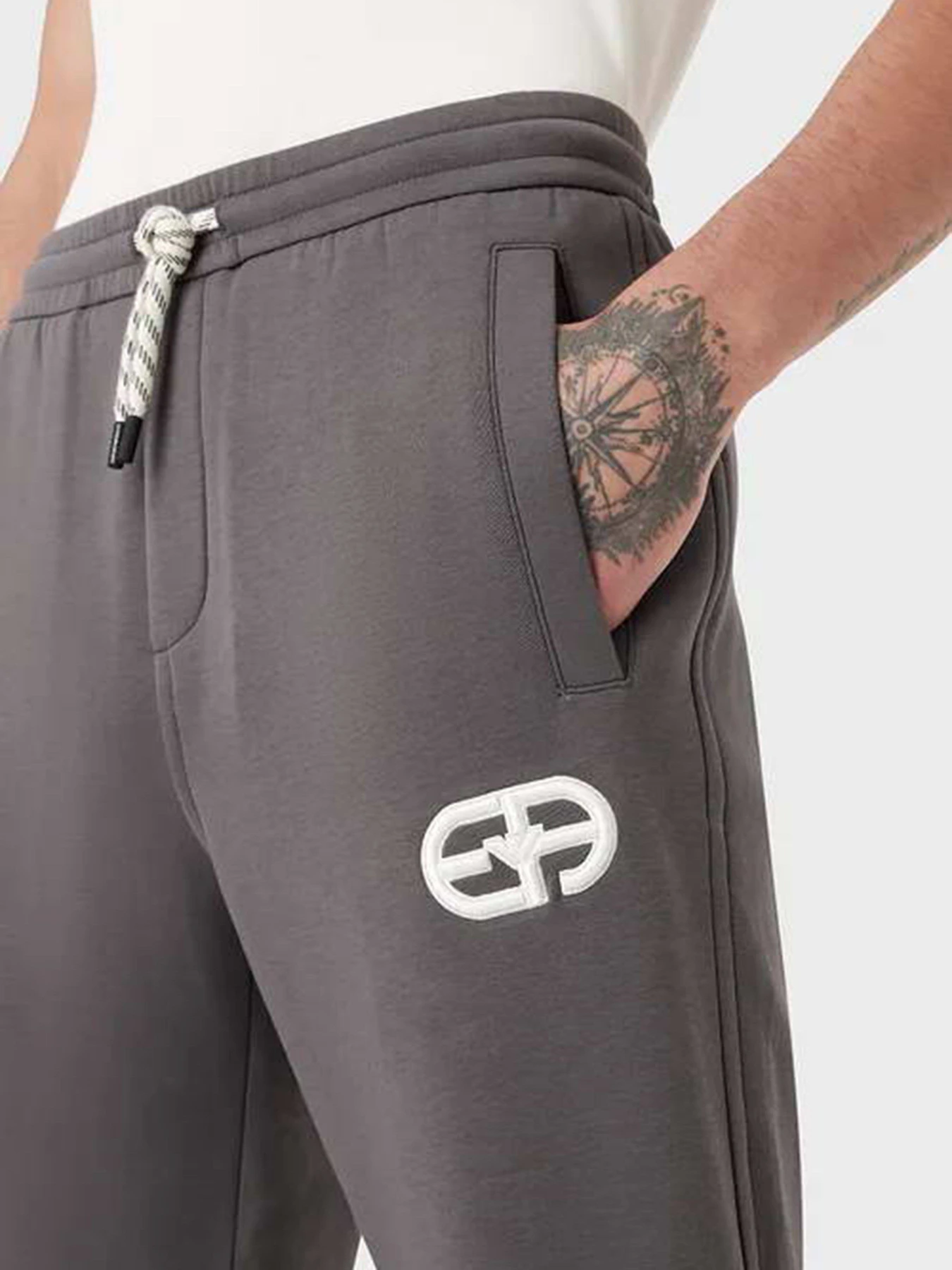 Брюки Emporio Armani модель 6L1PE5-1JHSZ-0651 Брюки Emporio Armani модель 6L1PE5-1JHSZ-0651 Фото