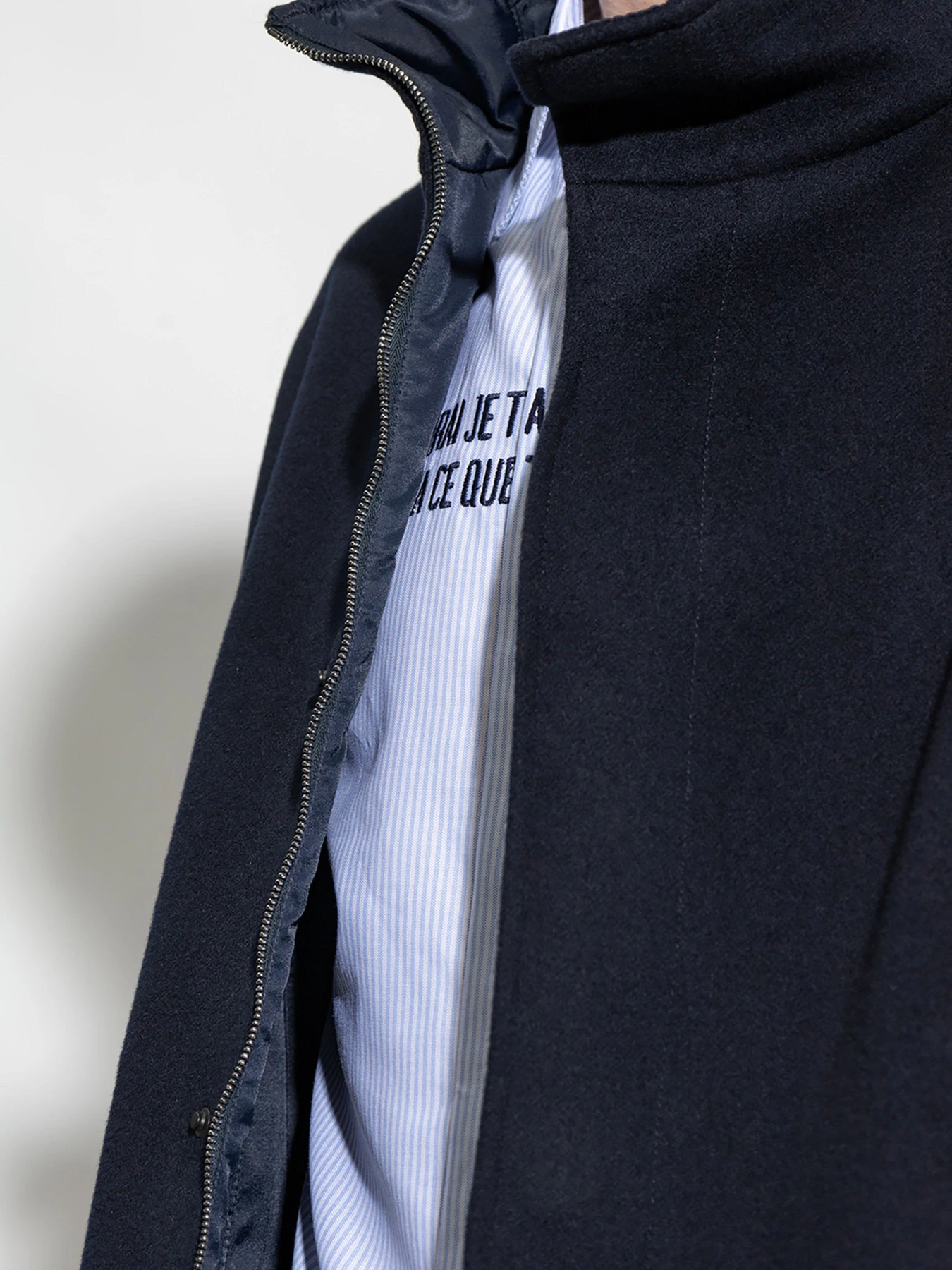 Куртки и дубленки Emporio Armani модель D41R28-D1452-922 Куртки и дубленки Emporio Armani модель D41R28-D1452-922 Фото
