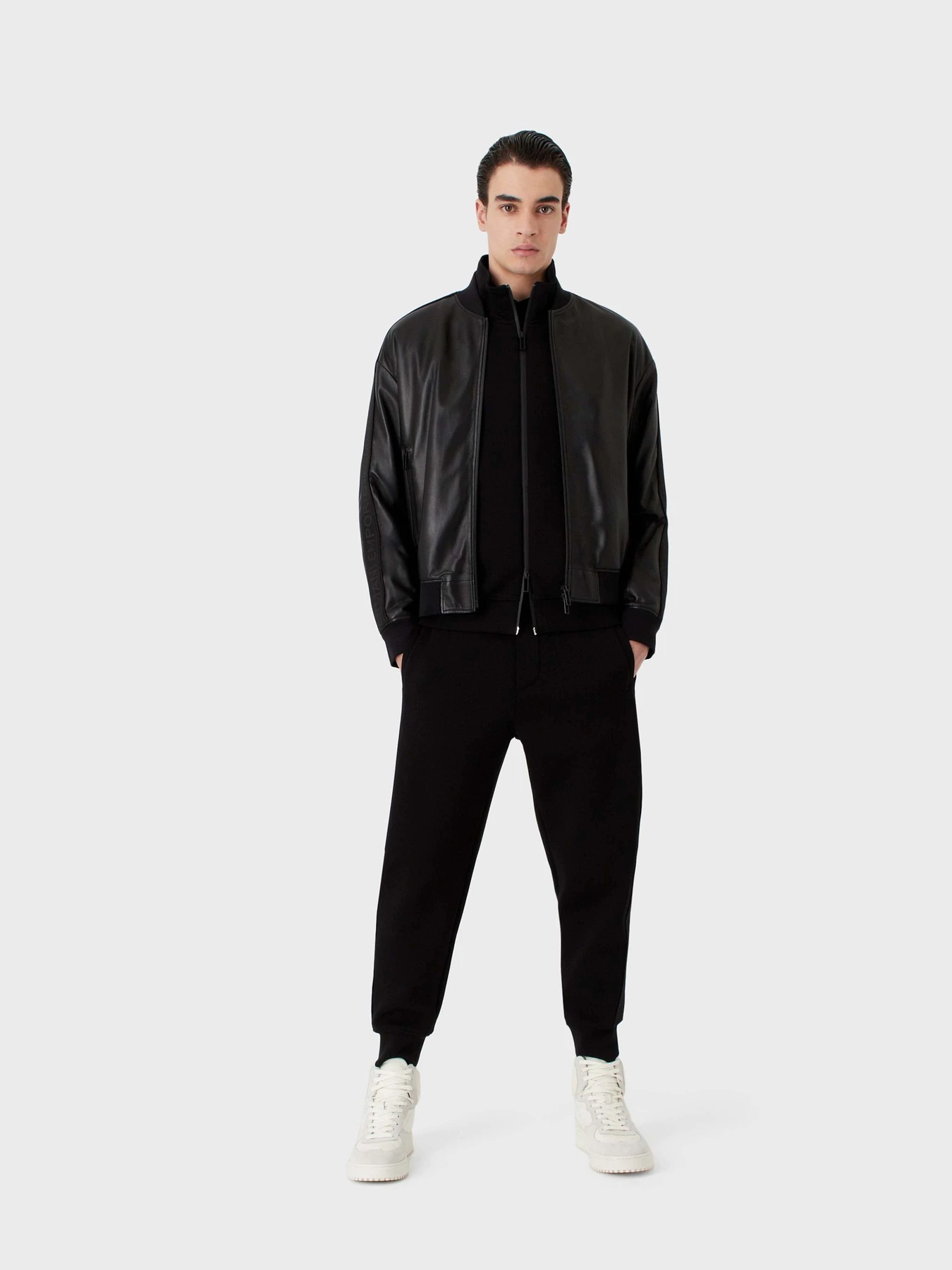 Куртки и дубленки Emporio Armani модель D41R79-D1P72-999 Фото