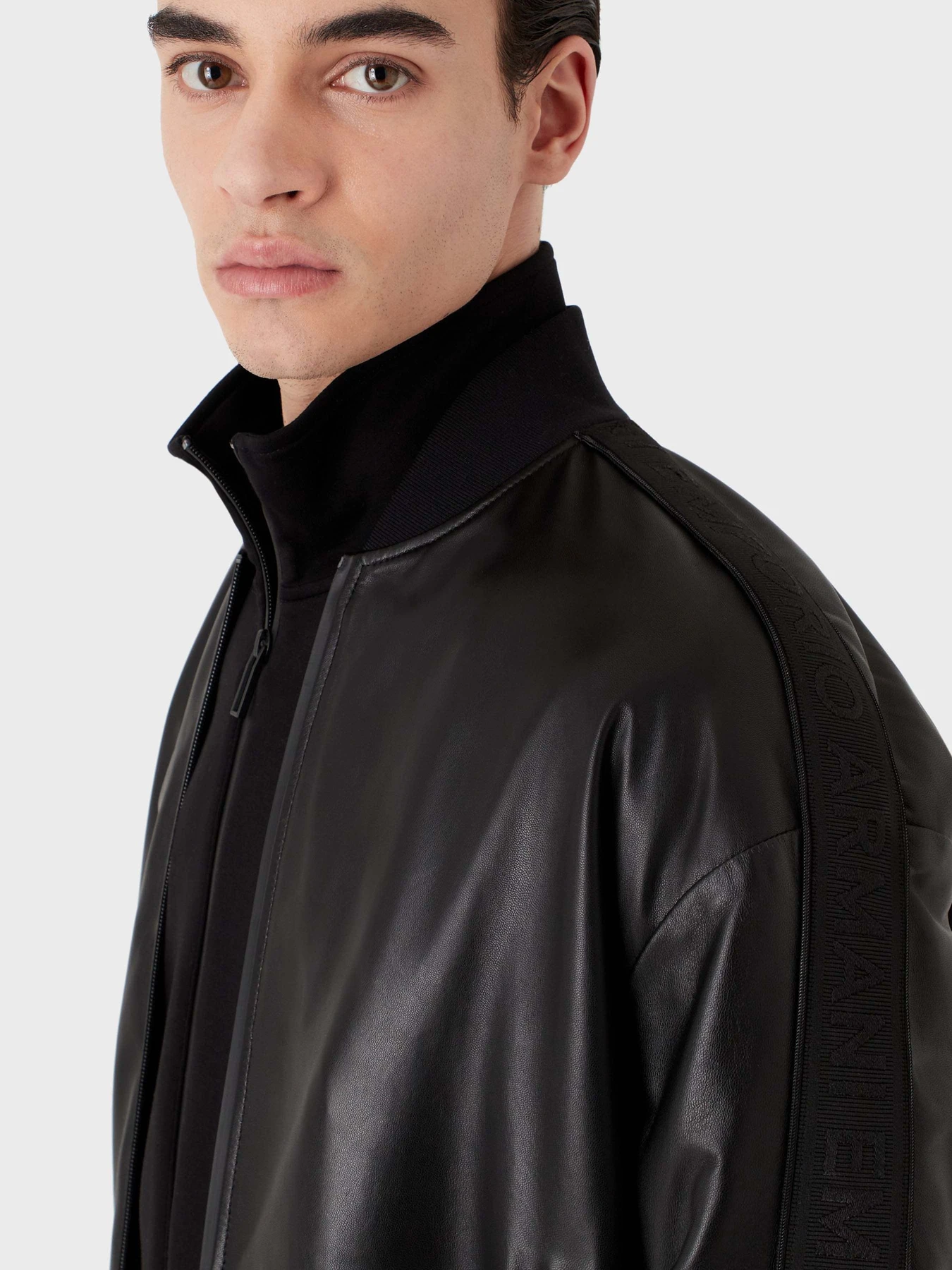 Куртки и дубленки Emporio Armani модель D41R79-D1P72-999 Фото