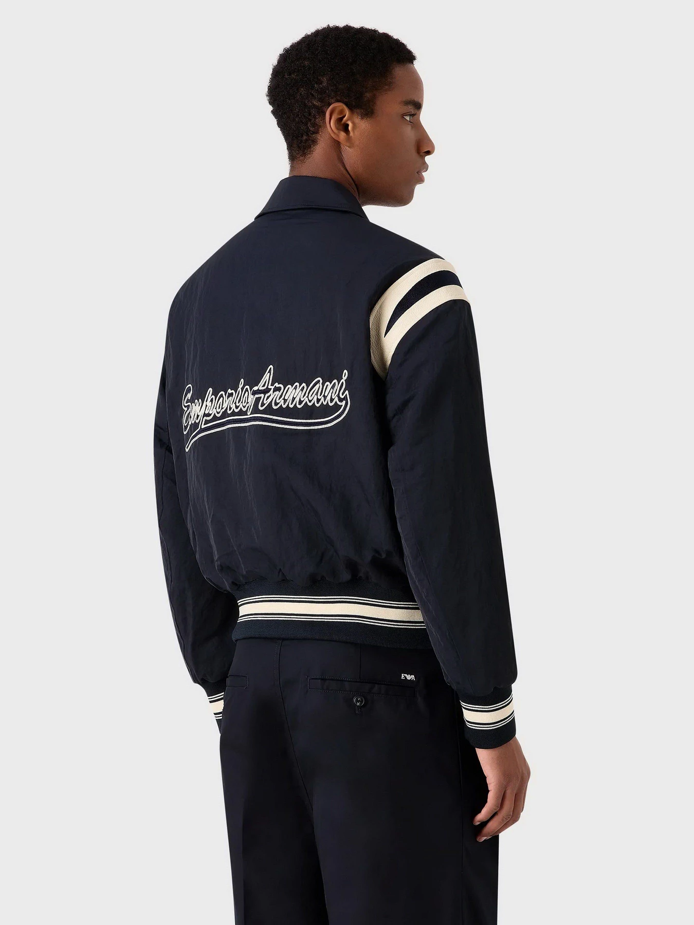 Куртки и дубленки Emporio Armani модель 6R1BZ2-1NZOZ-0920 Куртки и дубленки Emporio Armani модель 6R1BZ2-1NZOZ-0920 Фото