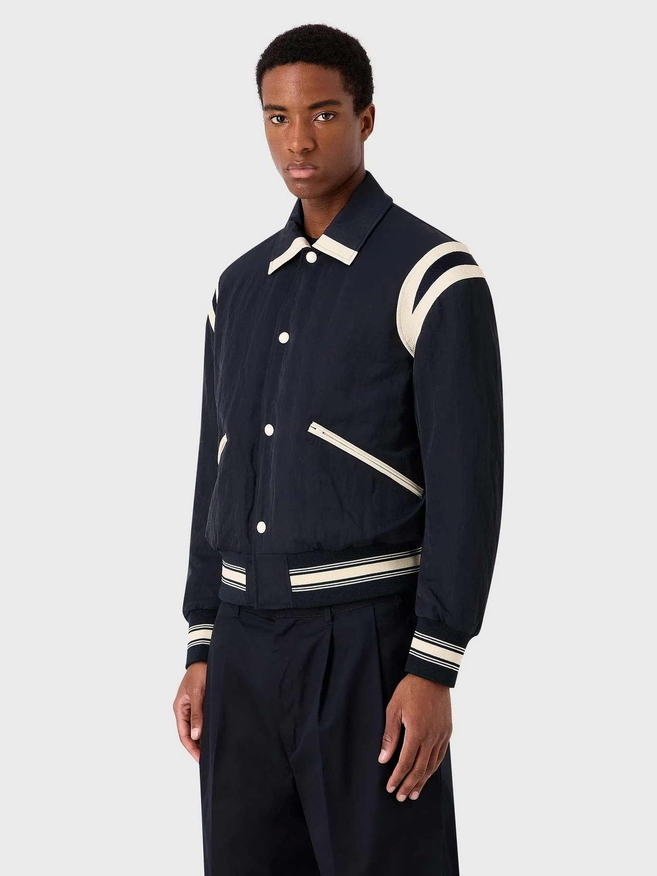 Куртки и дубленки Emporio Armani модель 6R1BZ2-1NZOZ-0920 Куртки и дубленки Emporio Armani модель 6R1BZ2-1NZOZ-0920 Фото