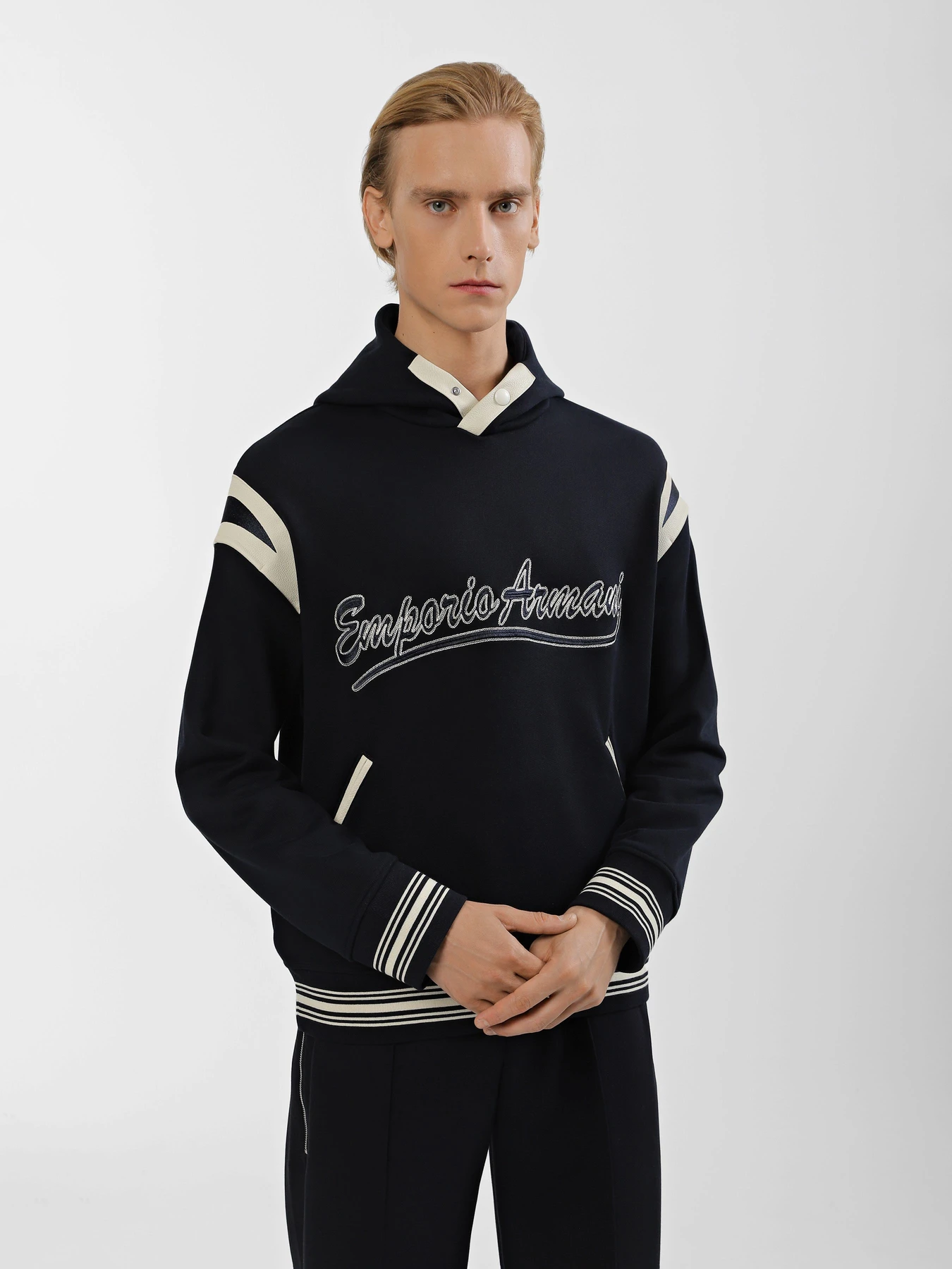 Худи и свитшоты Emporio Armani модель 6R1MG1-1JWPZ-0920 Худи и свитшоты Emporio Armani модель 6R1MG1-1JWPZ-0920 Фото