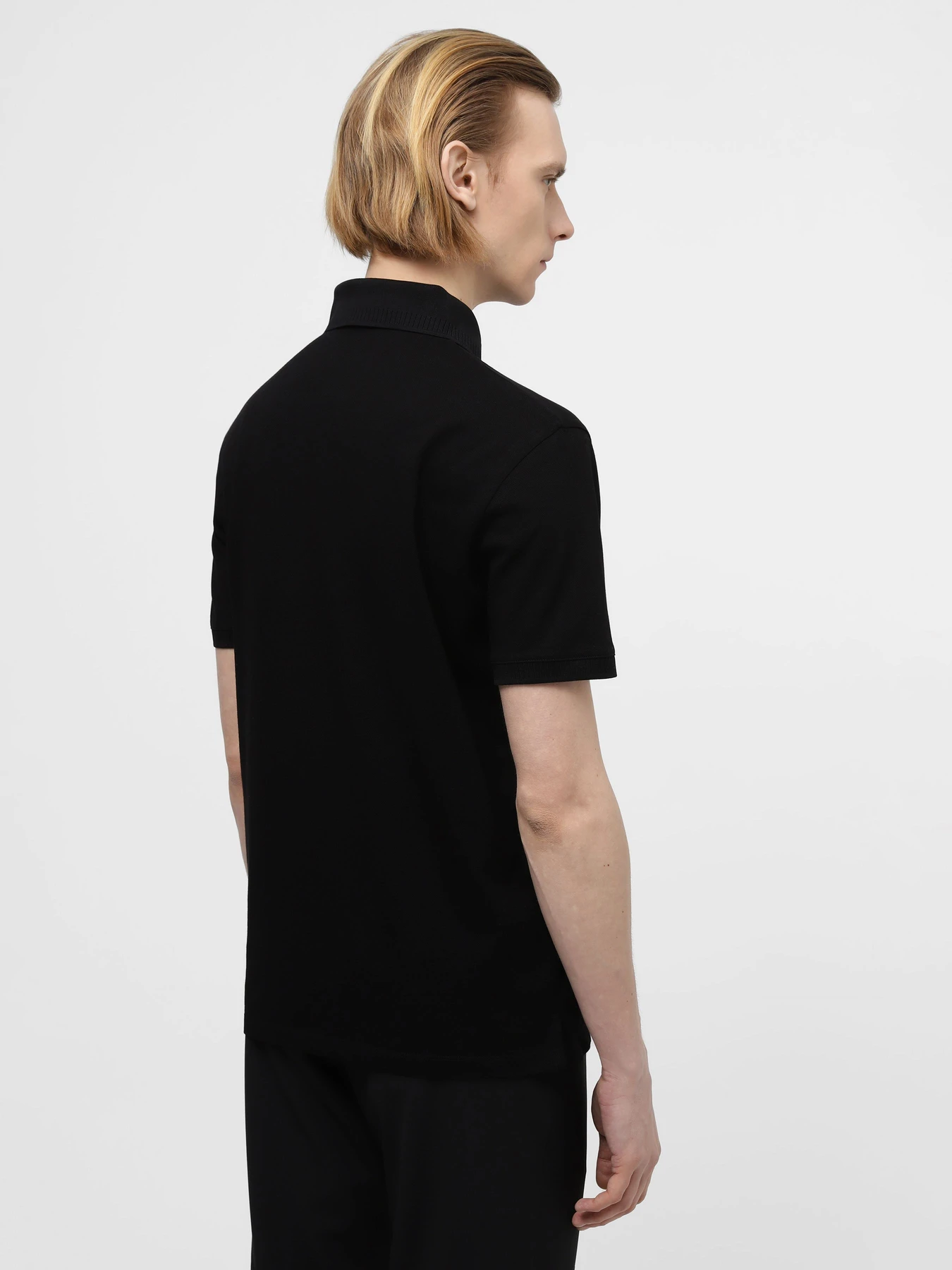 Футболки и поло Emporio Armani модель 3D1FE6-1JTKZ-0999 Футболки и поло Emporio Armani модель 3D1FE6-1JTKZ-0999 Фото