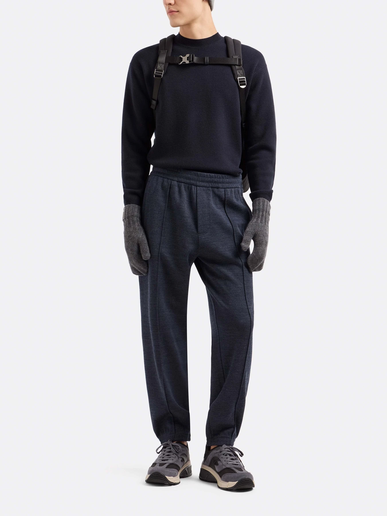 Свитры и кардиганы Emporio Armani Travel Essentials модель EM000103-AF10401-UB118 Свитры и кардиганы Emporio Armani Travel Essentials модель EM000103-AF10401-UB118 Фото