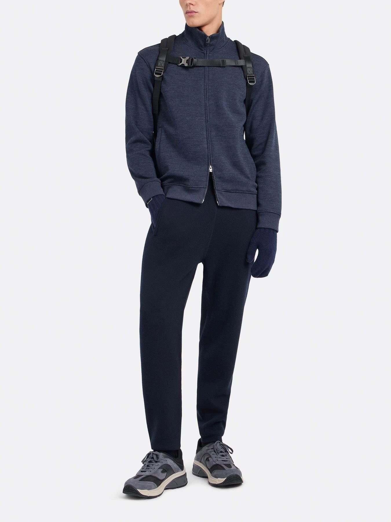 Худи и свитшоты Emporio Armani Travel Essentials модель EM000122-AF10857-OB008 Худи и свитшоты Emporio Armani Travel Essentials модель EM000122-AF10857-OB008 Фото