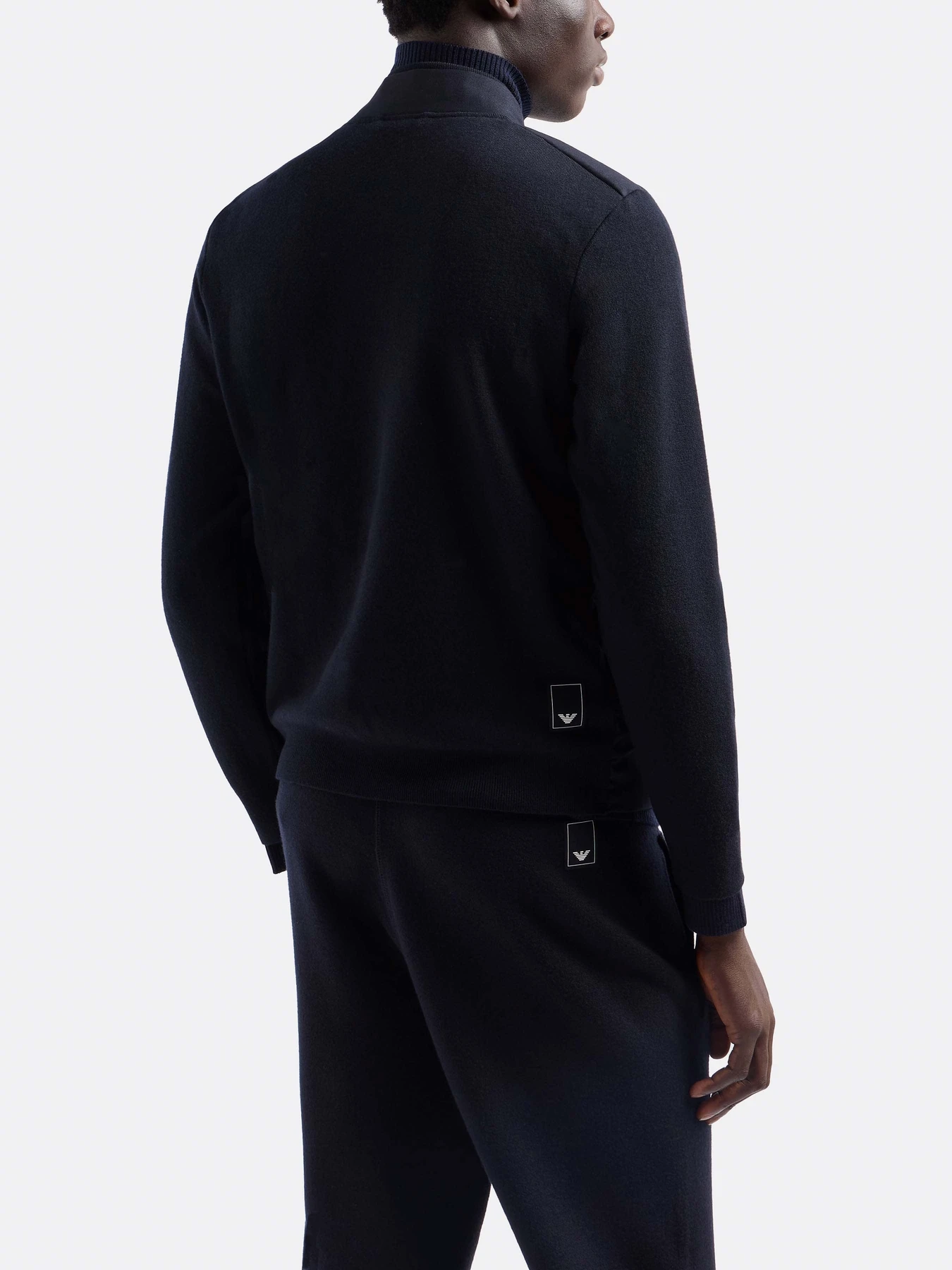 Куртки и дубленки Emporio Armani Travel Essentials модель EM000128-AF10458-UB118 Куртки и дубленки Emporio Armani Travel Essentials модель EM000128-AF10458-UB118 Фото