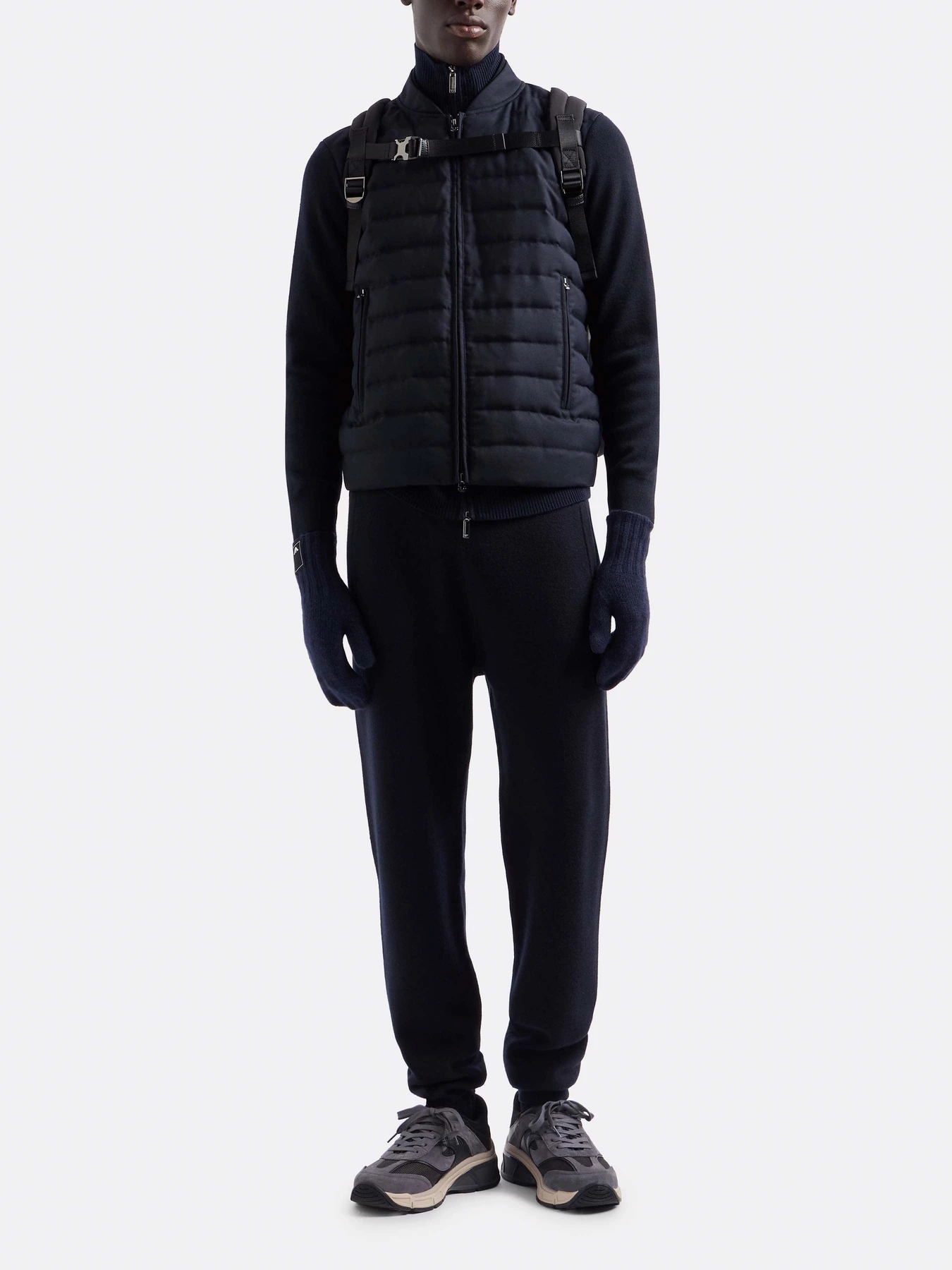 Куртки и дубленки Emporio Armani Travel Essentials модель EM000128-AF10458-UB118 Куртки и дубленки Emporio Armani Travel Essentials модель EM000128-AF10458-UB118 Фото