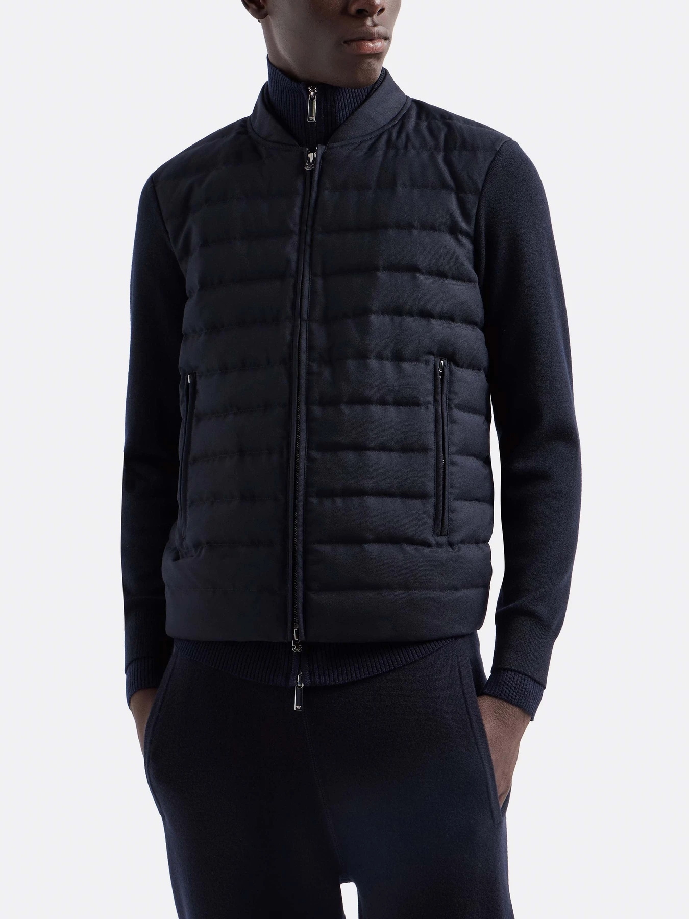 Куртки и дубленки Emporio Armani Travel Essentials модель EM000128-AF10458-UB118 Куртки и дубленки Emporio Armani Travel Essentials модель EM000128-AF10458-UB118 Фото