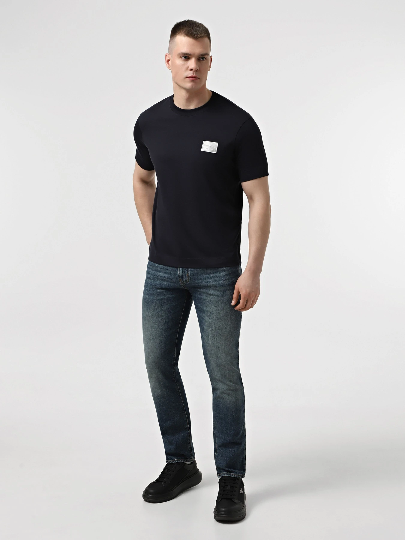 Джинси Emporio Armani модель EM001370-AF13277-MB002 Джинси Emporio Armani модель EM001370-AF13277-MB002 Фото