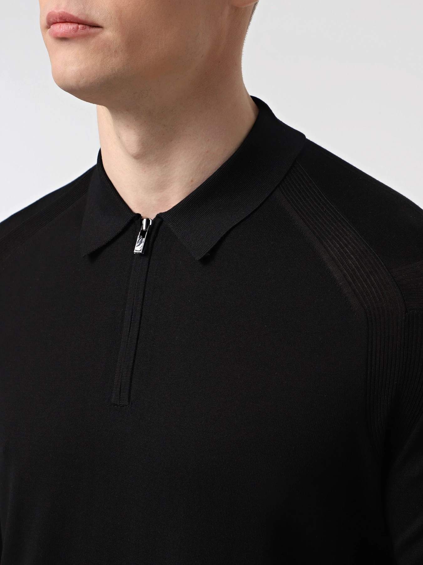 Футболки и поло Emporio Armani модель EM000680-AF13907-UC001 Футболки и поло Emporio Armani модель EM000680-AF13907-UC001 Фото