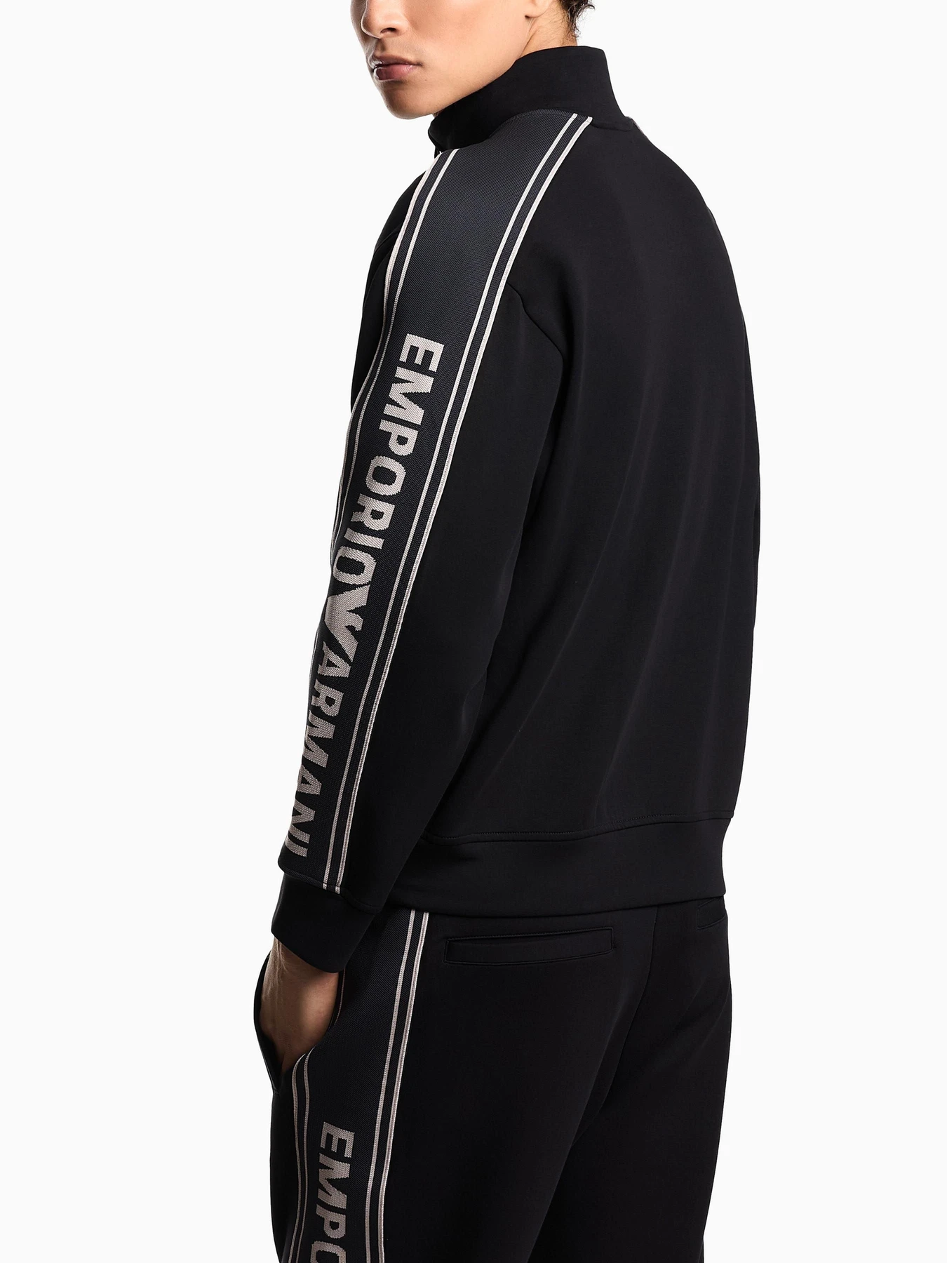 Худи и свитшоты Emporio Armani модель EM002913-AF10013-UC001 Худи и свитшоты Emporio Armani модель EM002913-AF10013-UC001 Фото