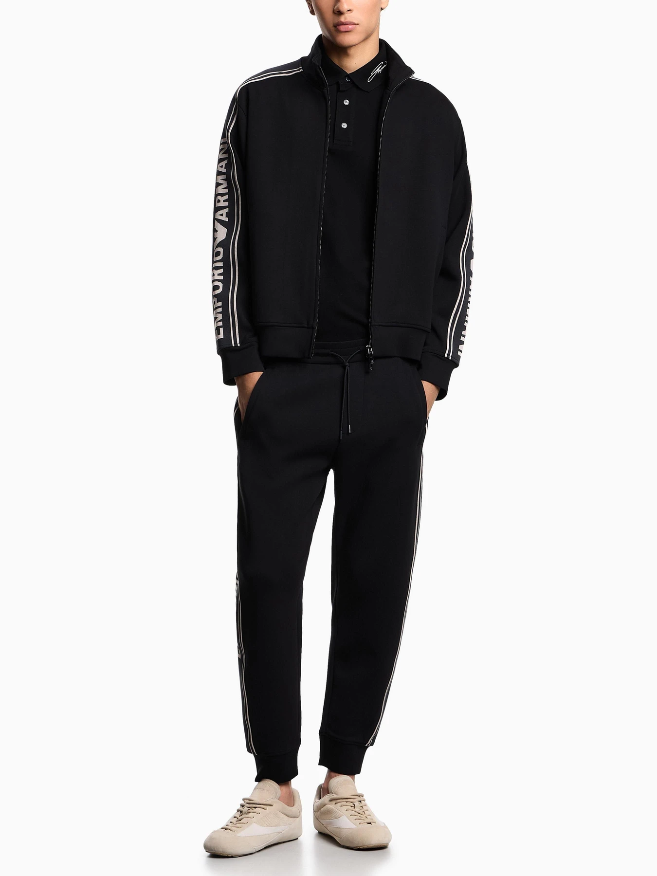 Худи и свитшоты Emporio Armani модель EM002913-AF10013-UC001 Худи и свитшоты Emporio Armani модель EM002913-AF10013-UC001 Фото