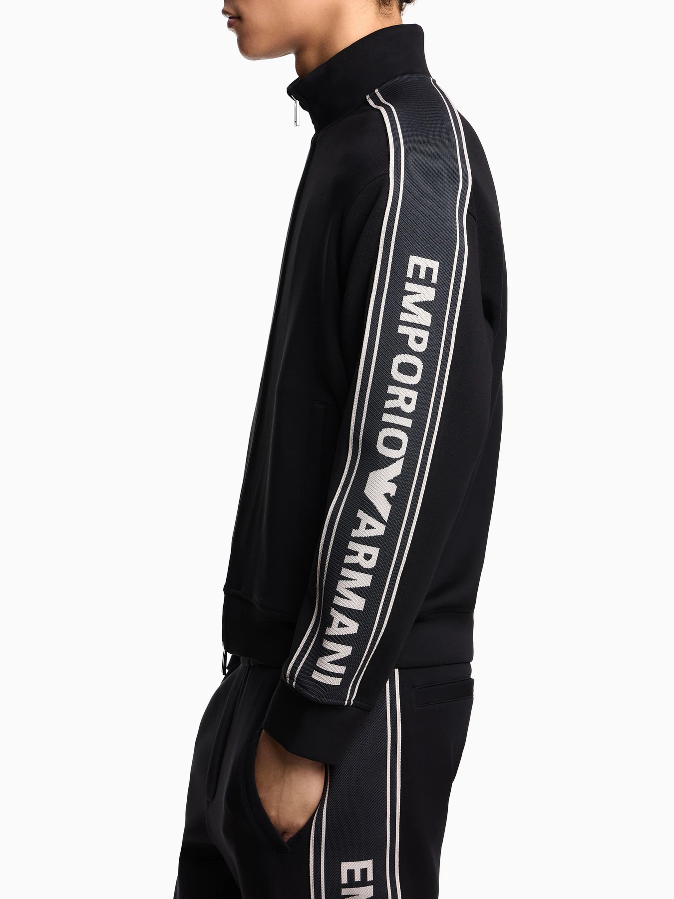 Худи и свитшоты Emporio Armani модель EM002913-AF10013-UC001 Худи и свитшоты Emporio Armani модель EM002913-AF10013-UC001 Фото