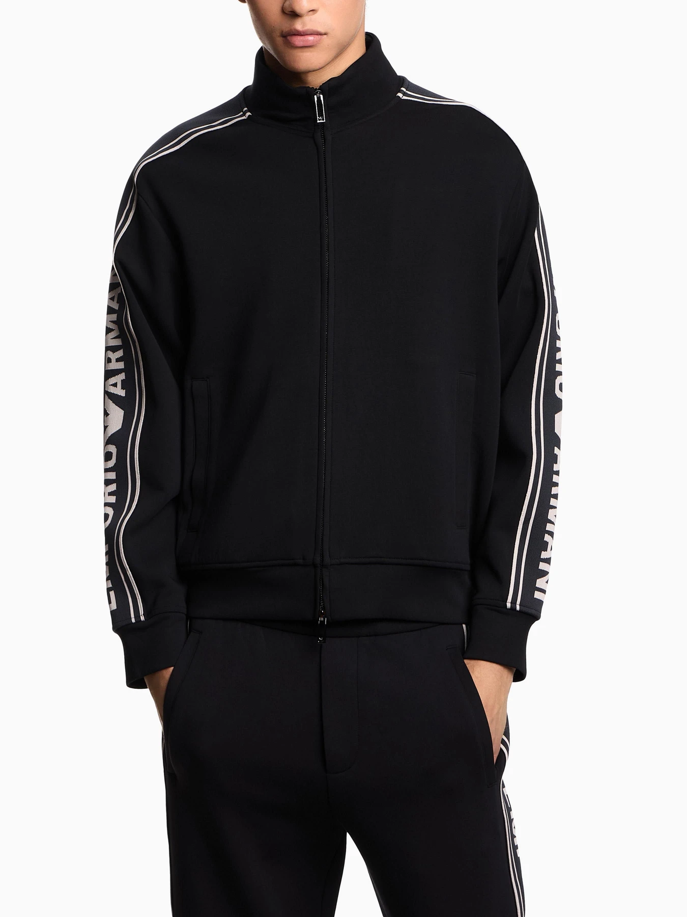 Худи и свитшоты Emporio Armani модель EM002913-AF10013-UC001 Худи и свитшоты Emporio Armani модель EM002913-AF10013-UC001 Фото