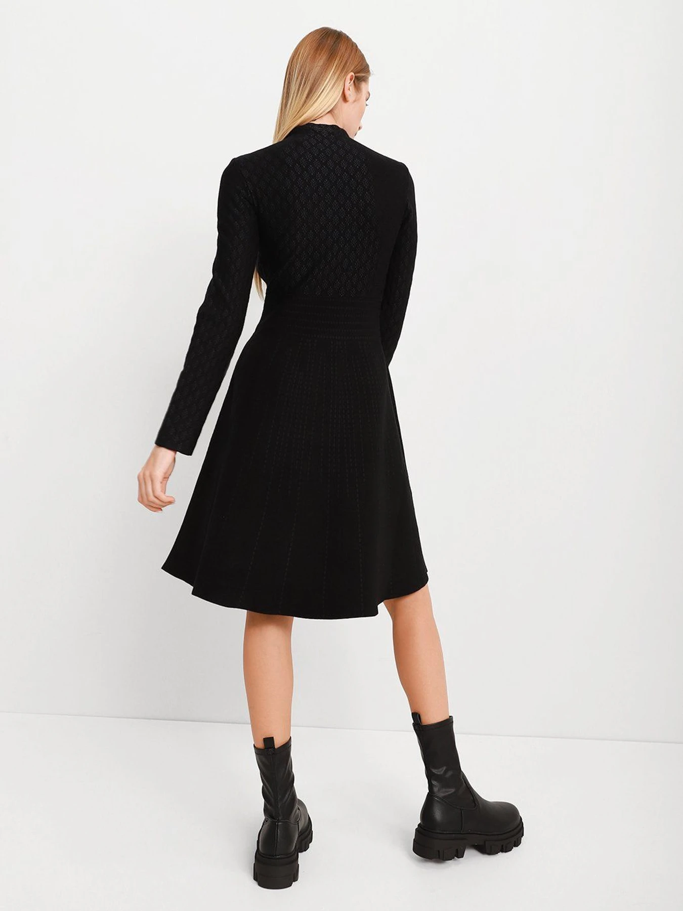Платья Emporio Armani модель 6K2AT1-2M03Z-0999 Платья Emporio Armani модель 6K2AT1-2M03Z-0999 Фото