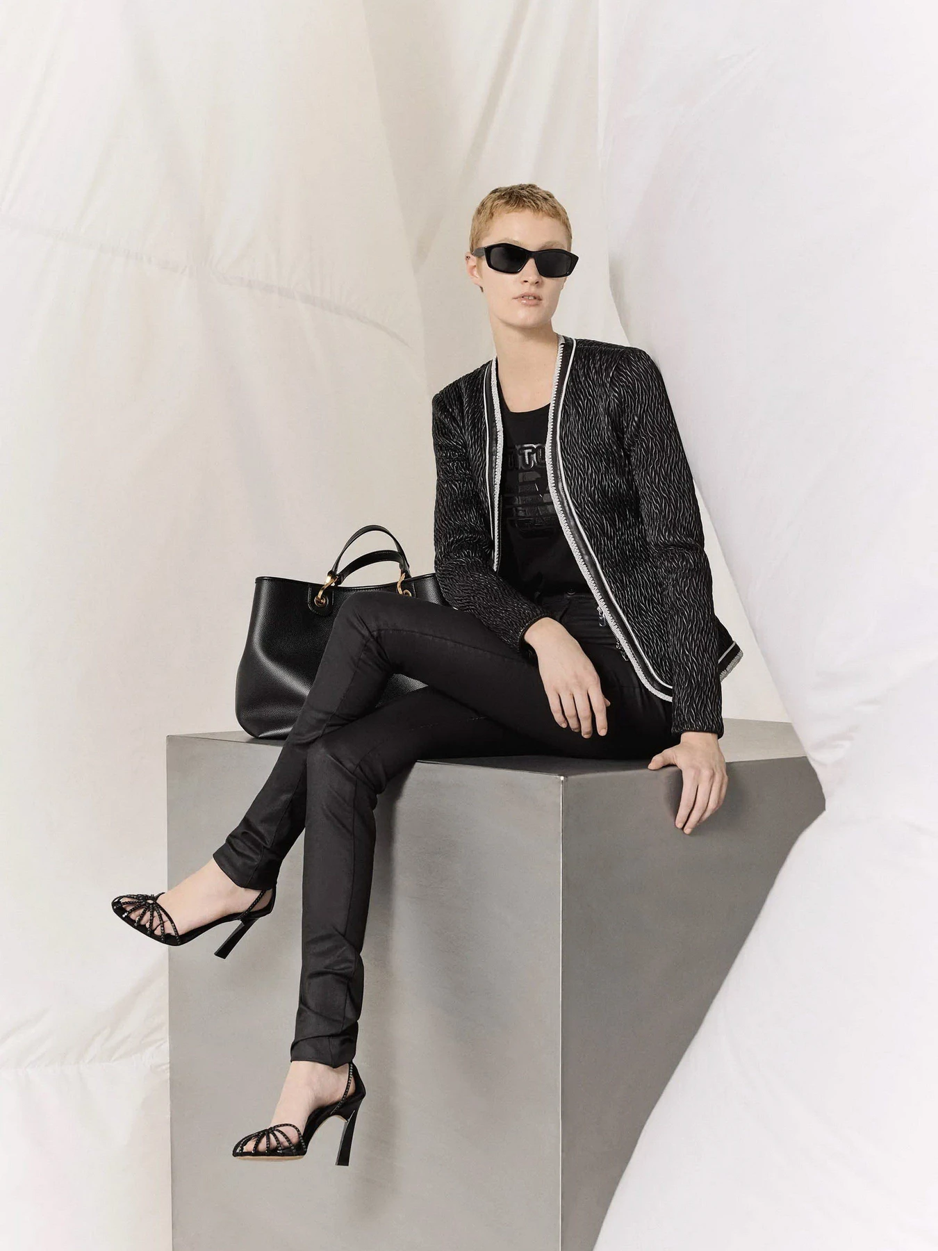 Футболки и поло Emporio Armani модель 6R2T7B-2JFNZ-0999 Футболки и поло Emporio Armani модель 6R2T7B-2JFNZ-0999 Фото