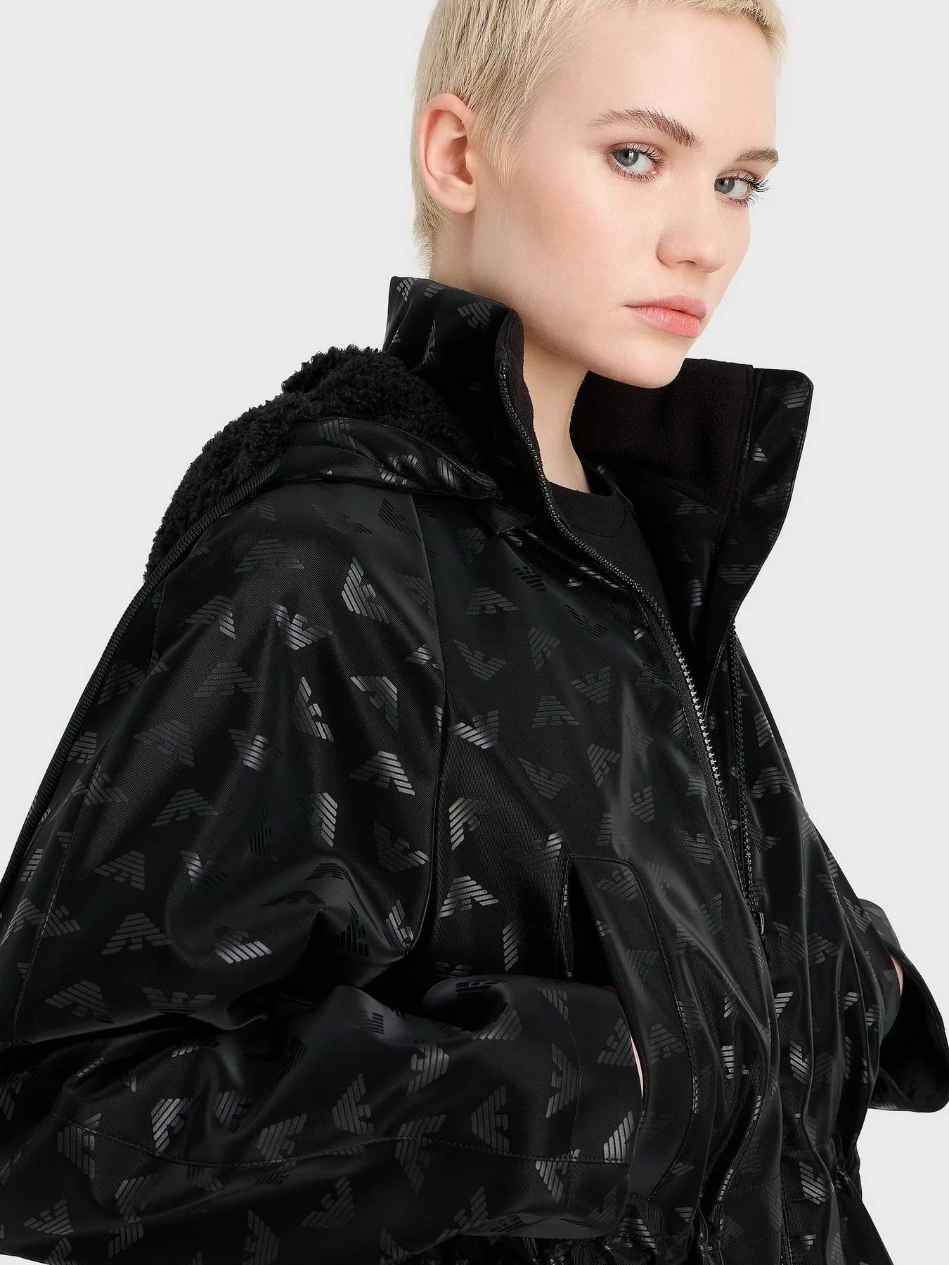 Куртки и дубленки Emporio Armani модель 6R2B82-2NFHZ-0999 Куртки и дубленки Emporio Armani модель 6R2B82-2NFHZ-0999 Фото