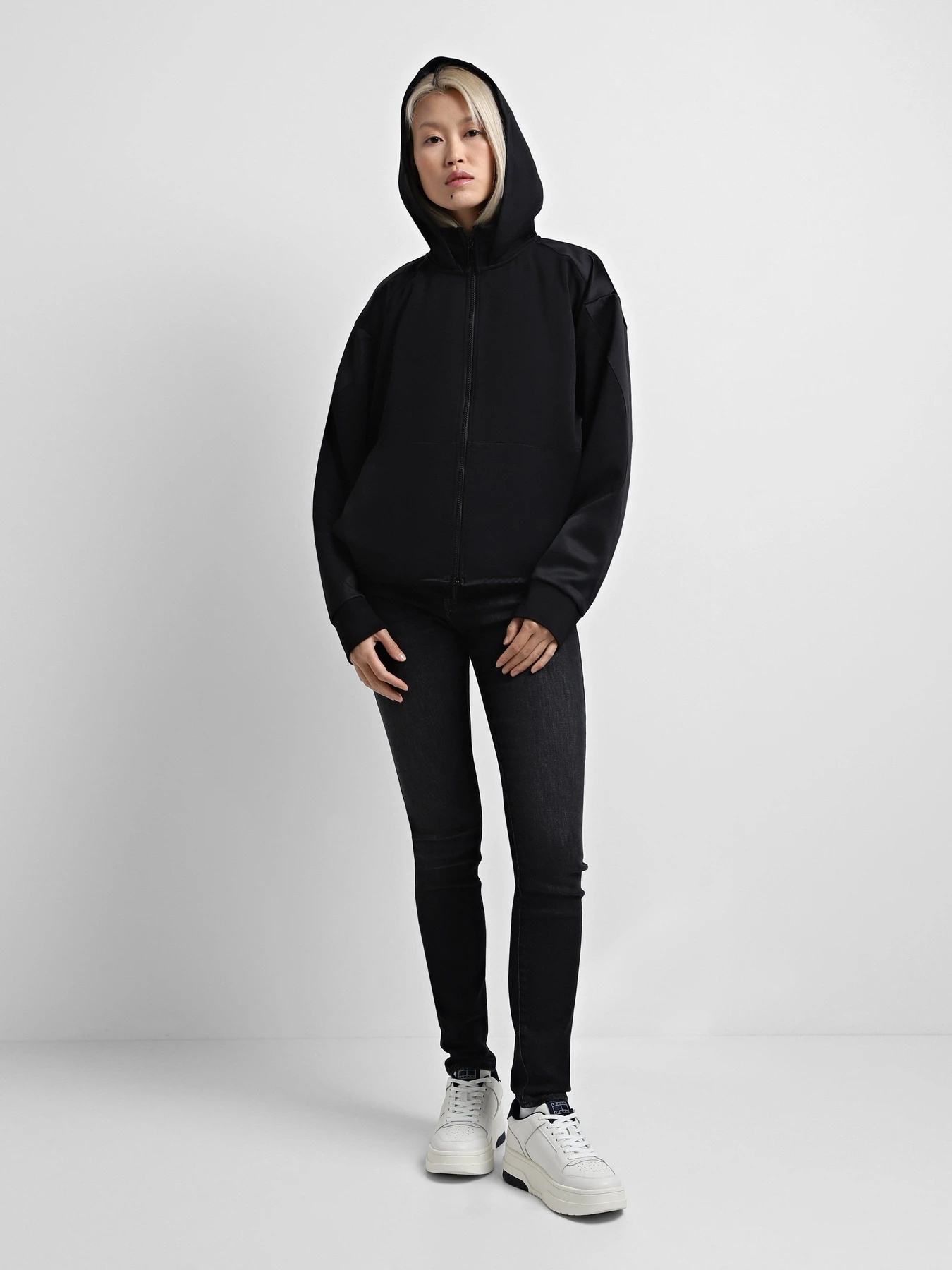 Куртки и дубленки Emporio Armani модель 6D2B7B-2JXGZ-0999 Куртки и дубленки Emporio Armani модель 6D2B7B-2JXGZ-0999 Фото