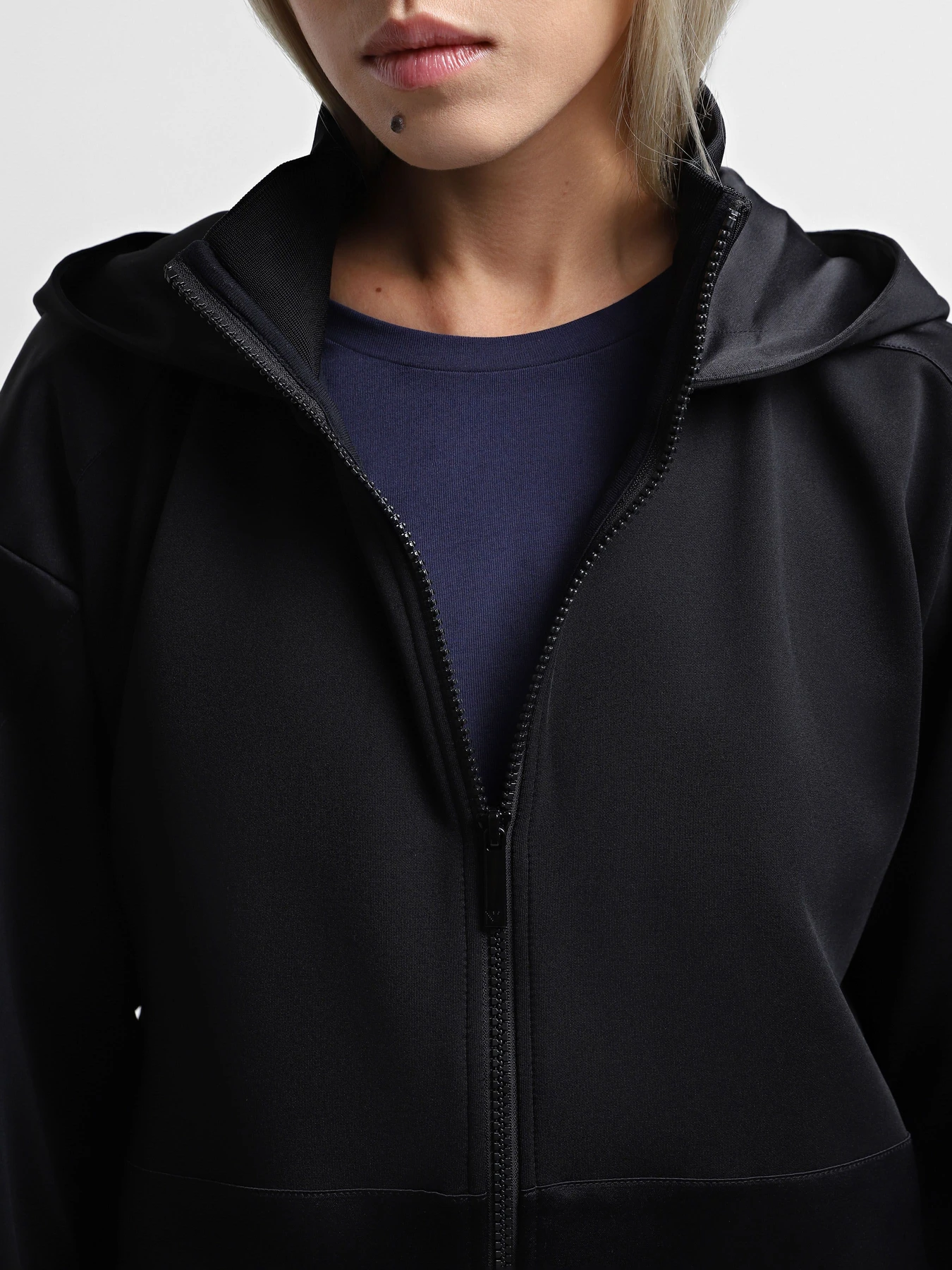 Куртки и дубленки Emporio Armani модель 6D2B7B-2JXGZ-0999 Куртки и дубленки Emporio Armani модель 6D2B7B-2JXGZ-0999 Фото