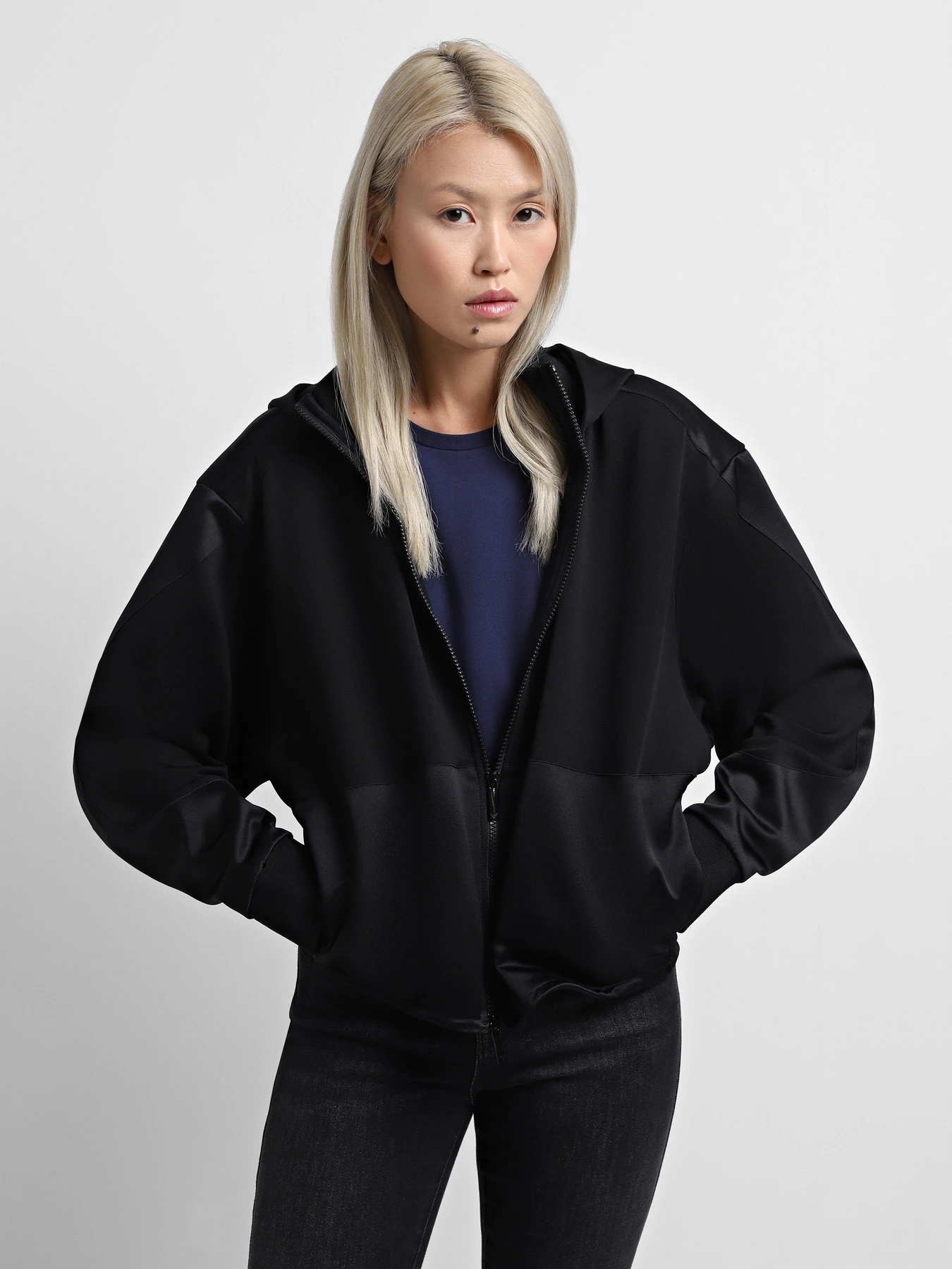 Куртки и дубленки Emporio Armani модель 6D2B7B-2JXGZ-0999 Куртки и дубленки Emporio Armani модель 6D2B7B-2JXGZ-0999 Фото