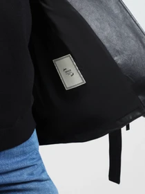 Куртки та дублянки Emporio Armani модель EW000229-AF10529-UC001 Фото