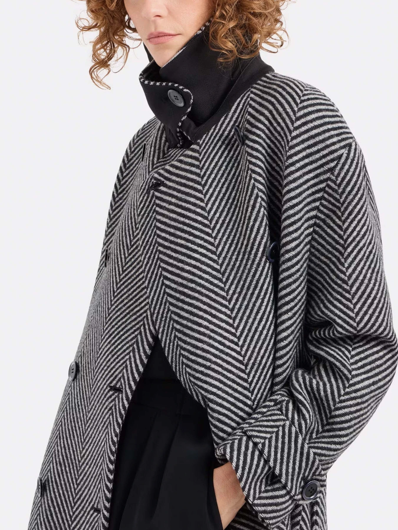 Пальто и плащи Emporio Armani модель EW000098-AF10225-FC018 Пальто и плащи Emporio Armani модель EW000098-AF10225-FC018 Фото