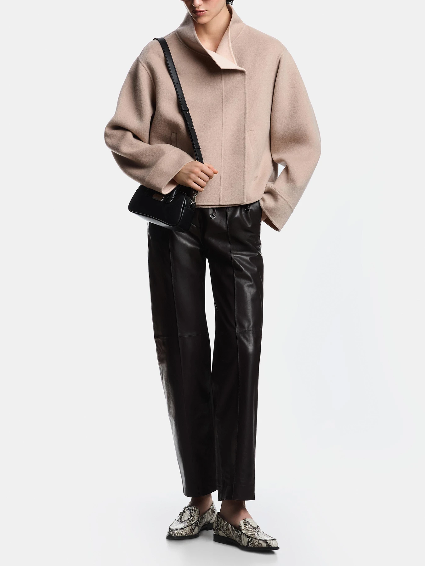 Куртки и дубленки Emporio Armani модель EW003217-AF10207-M4135 Куртки и дубленки Emporio Armani модель EW003217-AF10207-M4135 Фото