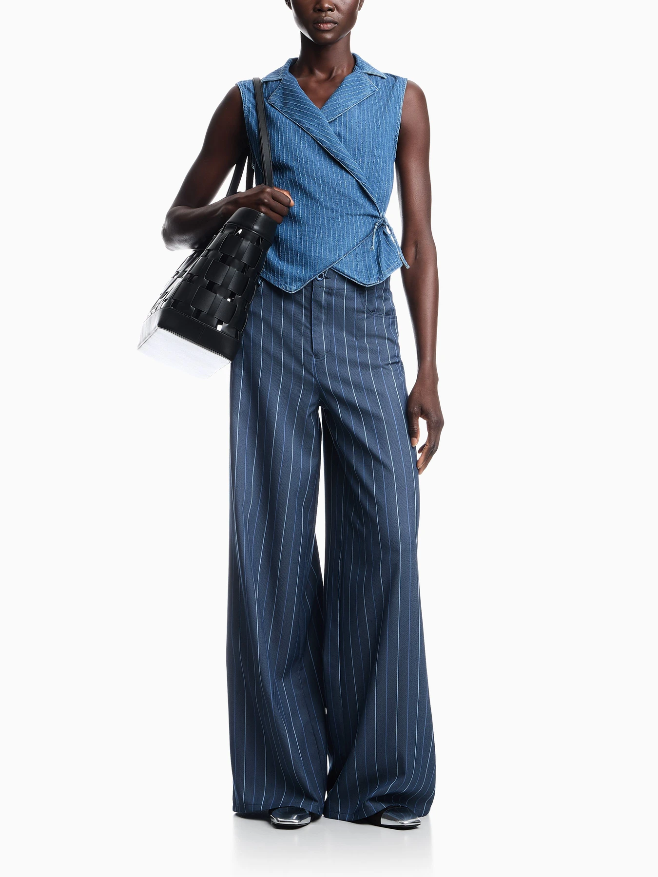 Брюки Emporio Armani модель EW004802-AF28340-FB043 Брюки Emporio Armani модель EW004802-AF28340-FB043 Фото