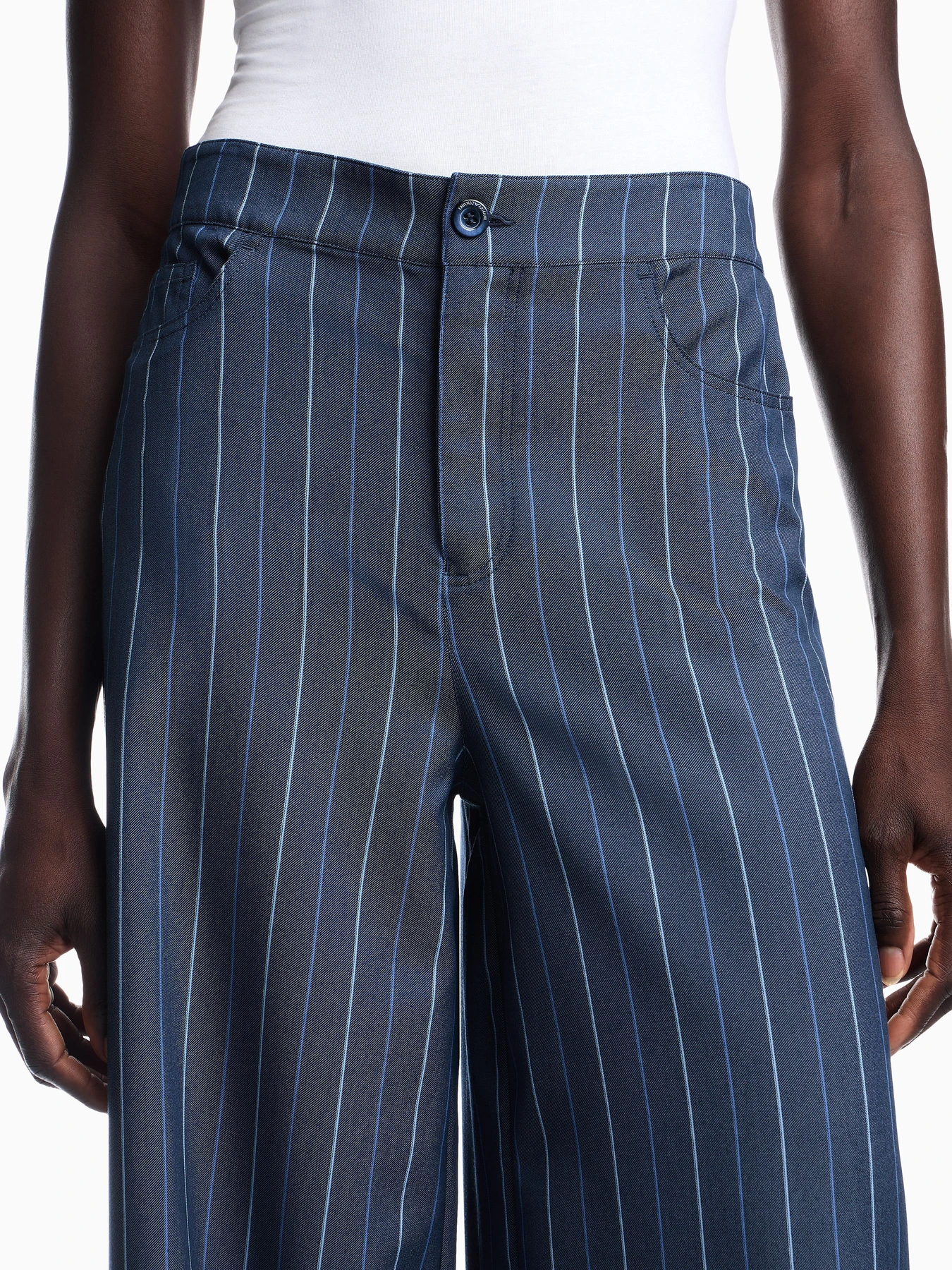 Брюки Emporio Armani модель EW004802-AF28340-FB043 Брюки Emporio Armani модель EW004802-AF28340-FB043 Фото