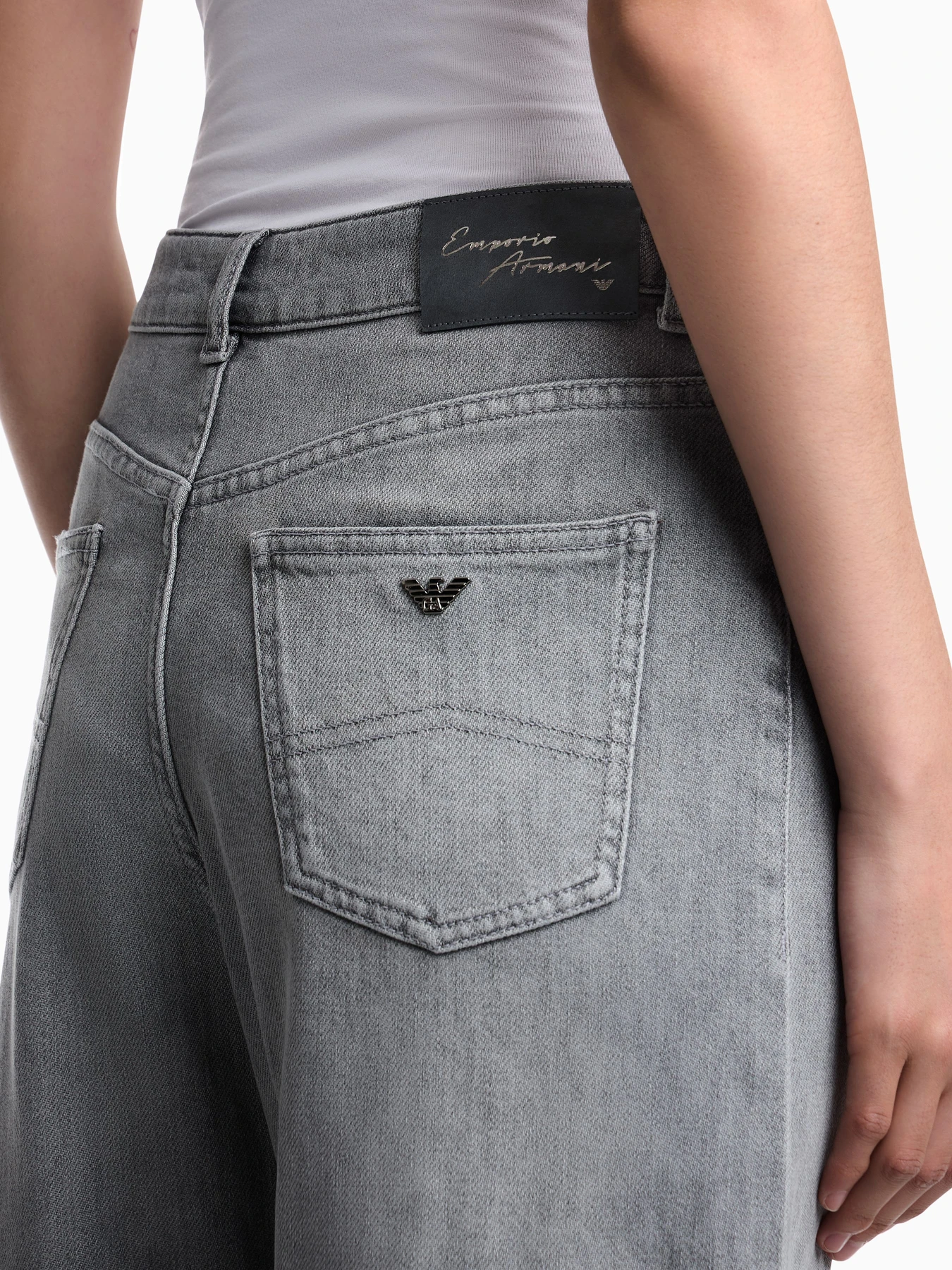 Джинсы Emporio Armani модель EW000737-AF27890-M8001 Джинсы Emporio Armani модель EW000737-AF27890-M8001 Фото
