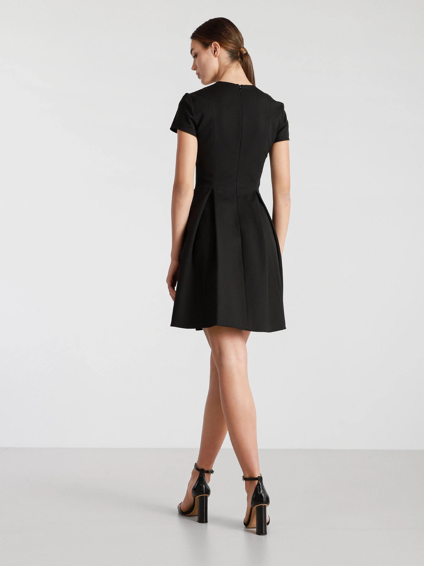 Платья Emporio Armani модель 3K2AA9-2NYSZ-0999 Платья Emporio Armani модель 3K2AA9-2NYSZ-0999 Фото