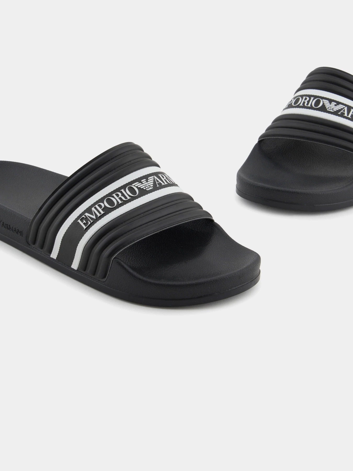 Шлёпанцы Emporio Armani модель XVPS14-XR277-U532 Шлёпанцы Emporio Armani модель XVPS14-XR277-U532 Фото