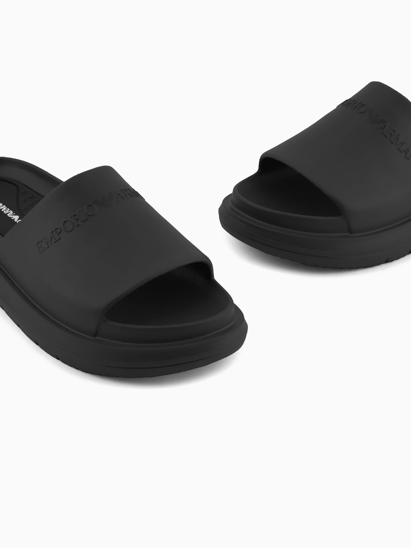Шлёпанцы Emporio Armani модель EM005960-AF26000-UC001 Шлёпанцы Emporio Armani модель EM005960-AF26000-UC001 Фото