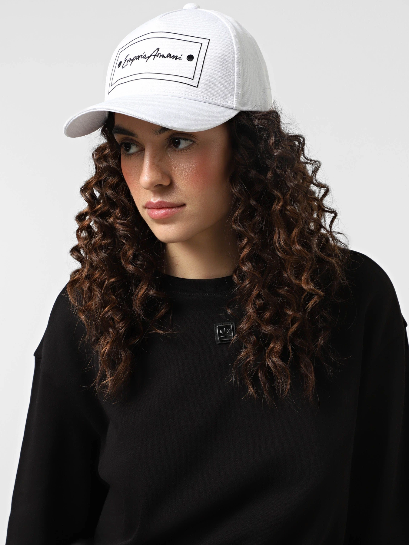 Шапки и кепки Emporio Armani модель EW001893-AF14765-U0001 Шапки и кепки Emporio Armani модель EW001893-AF14765-U0001 Фото