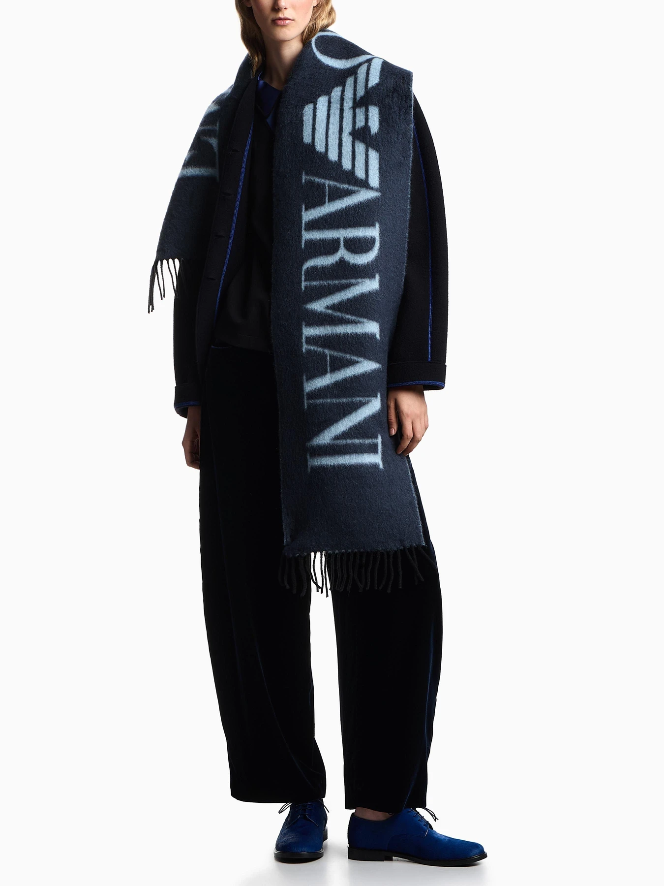 Шарфы и платки Emporio Armani модель EM003857-AF20021-FB010 Шарфы и платки Emporio Armani модель EM003857-AF20021-FB010 Фото