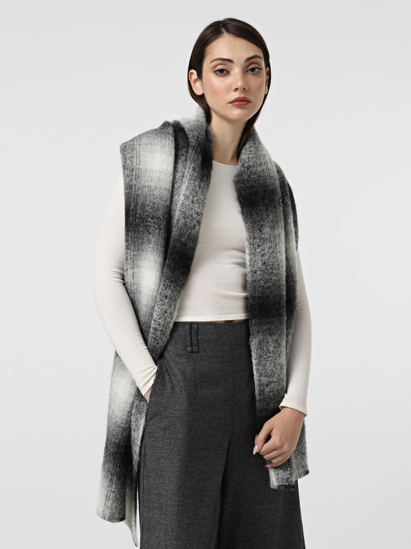 Шарфы и платки Emporio Armani модель EW003171-AF20050-FC024 Шарфы и платки Emporio Armani модель EW003171-AF20050-FC024 Фото