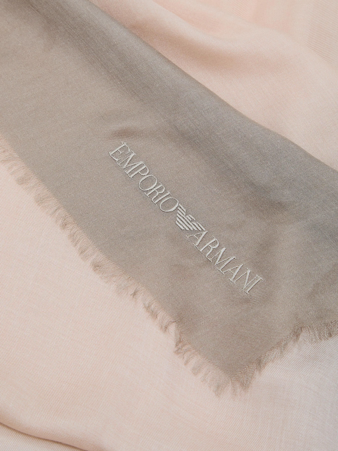 Шарфы и платки Emporio Armani модель EW004039-AF23570-F6012 Шарфы и платки Emporio Armani модель EW004039-AF23570-F6012 Фото