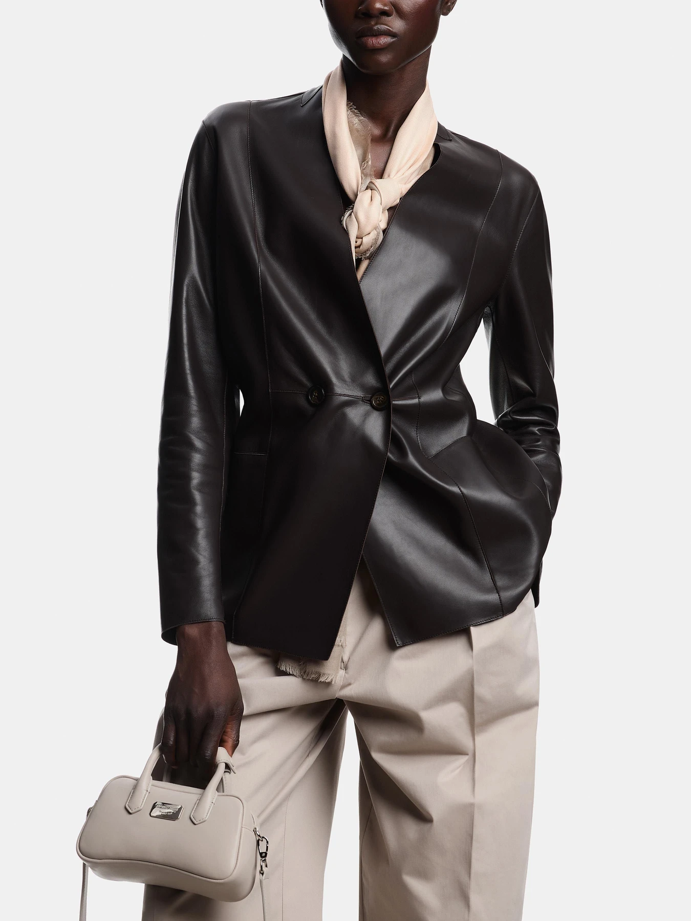 Шарфы и платки Emporio Armani модель EW004039-AF23570-F6012 Шарфы и платки Emporio Armani модель EW004039-AF23570-F6012 Фото