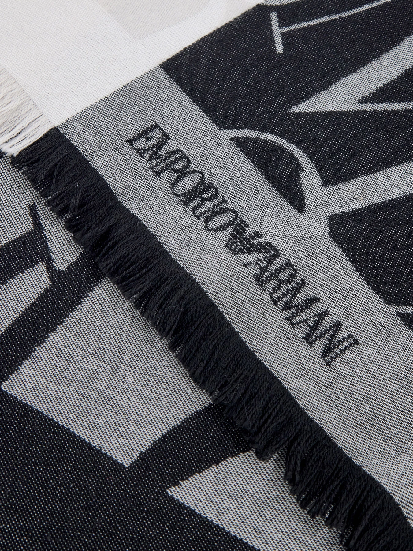 Шарфы и платки Emporio Armani модель EW005472-AF28956-F8042 Шарфы и платки Emporio Armani модель EW005472-AF28956-F8042 Фото