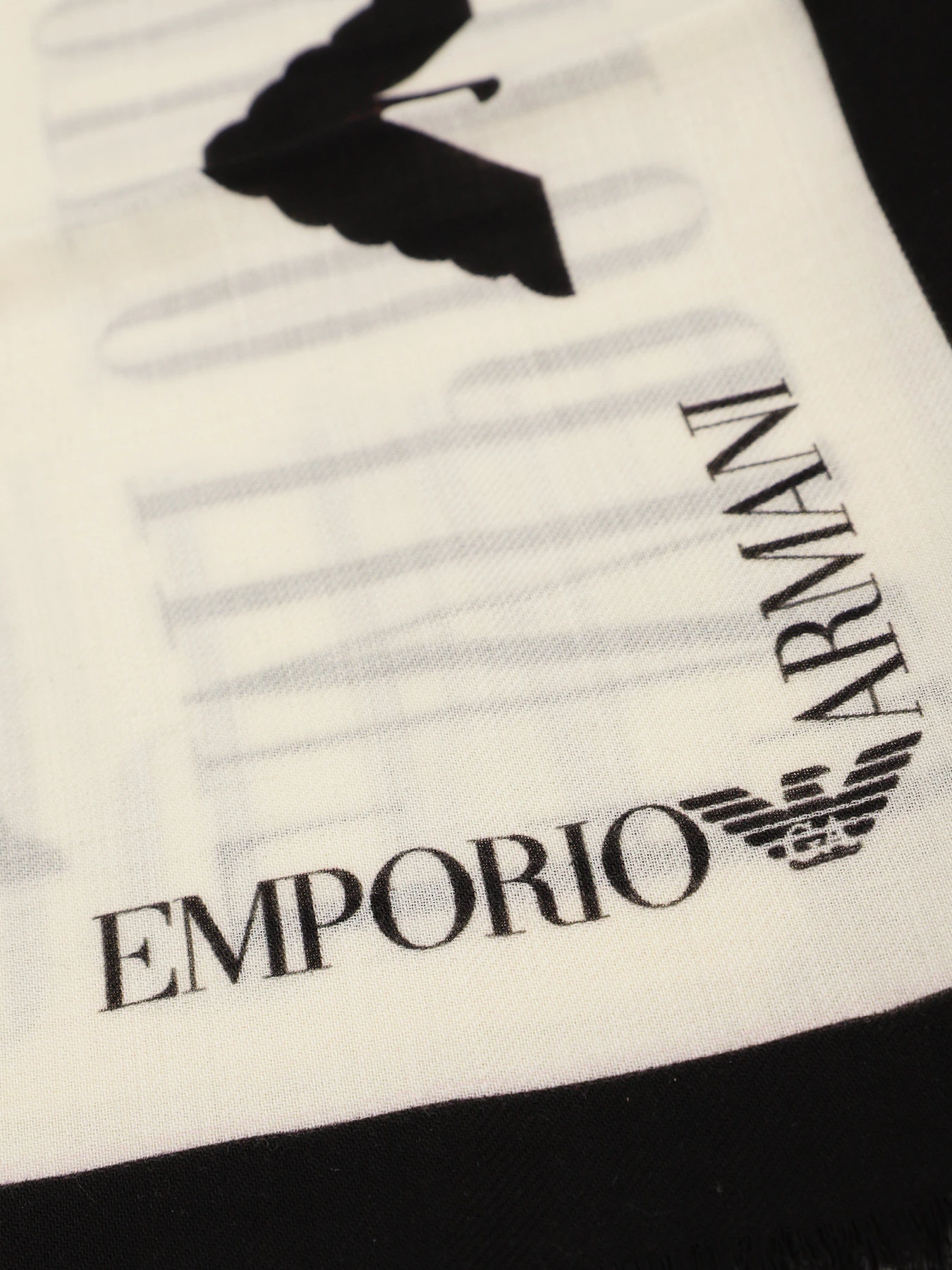 Шарфы и платки Emporio Armani модель 635306-2F318-00911 Шарфы и платки Emporio Armani модель 635306-2F318-00911 Фото