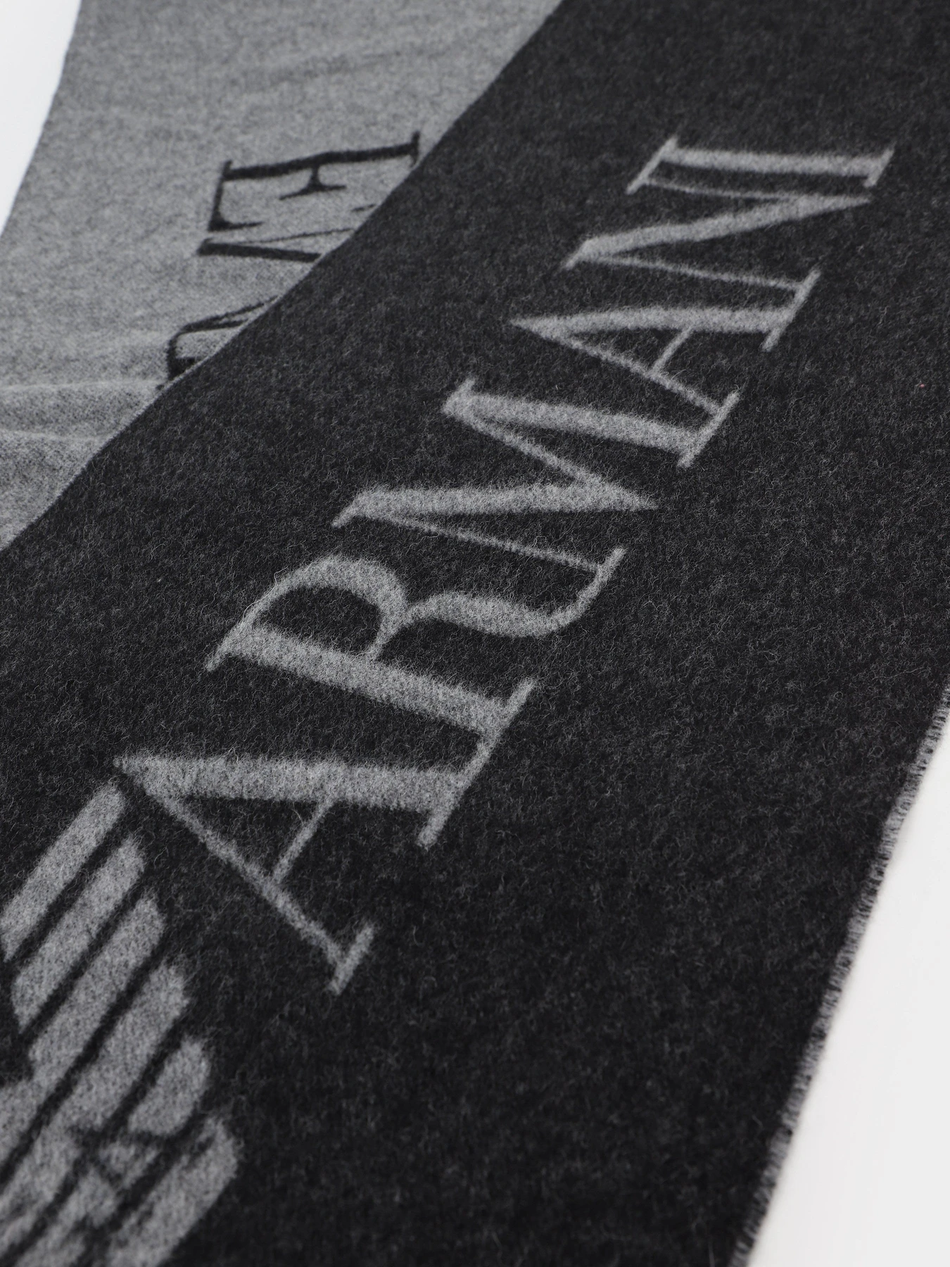 Шарфы и платки Emporio Armani модель 625052-2F360-00321 Шарфы и платки Emporio Armani модель 625052-2F360-00321 Фото