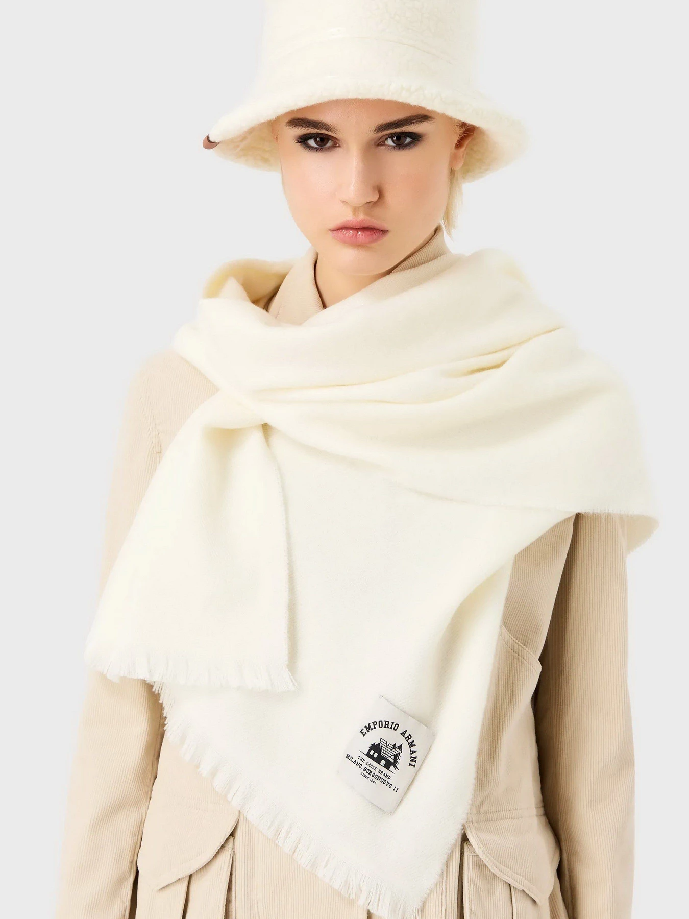 Шарфы и платки Emporio Armani CHALET модель 635244-3F432-13240 Шарфы и платки Emporio Armani CHALET модель 635244-3F432-13240 Фото