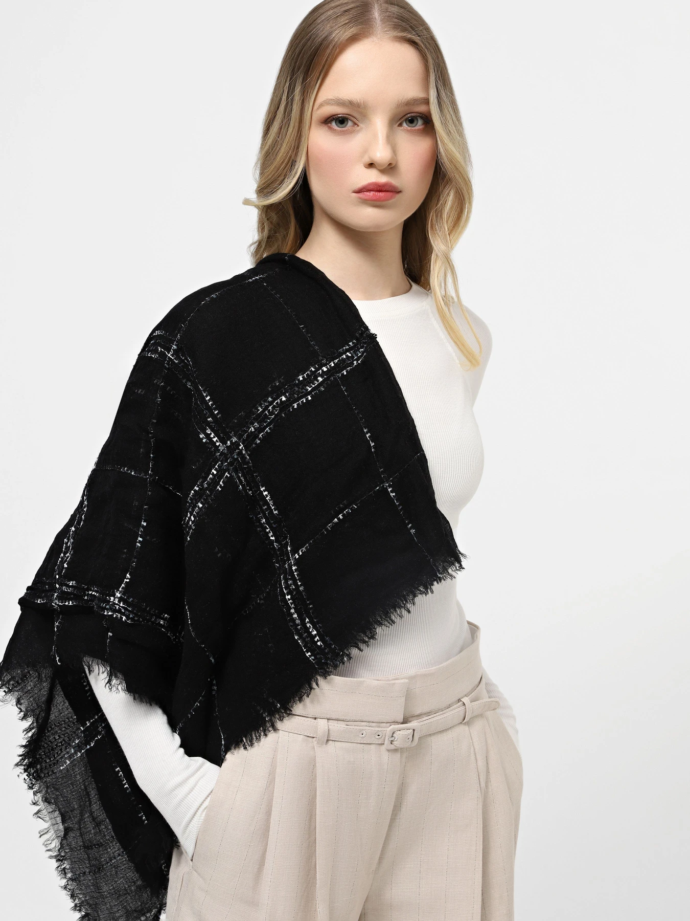 Шарфы и платки Emporio Armani модель 635277-3F314-00020 Шарфы и платки Emporio Armani модель 635277-3F314-00020 Фото