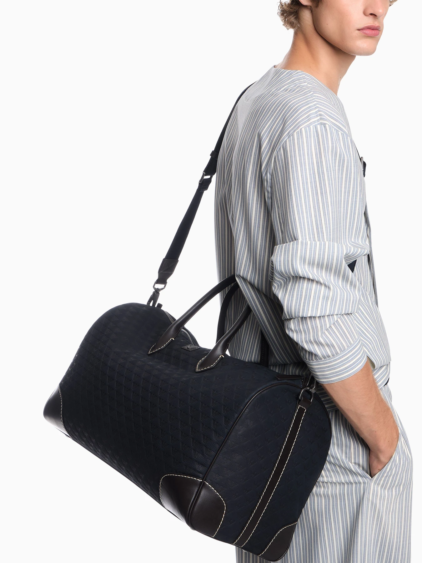 Дорожные сумки и чемоданы Emporio Armani модель EM002131-AF29023-UB109 Дорожные сумки и чемоданы Emporio Armani модель EM002131-AF29023-UB109 Фото
