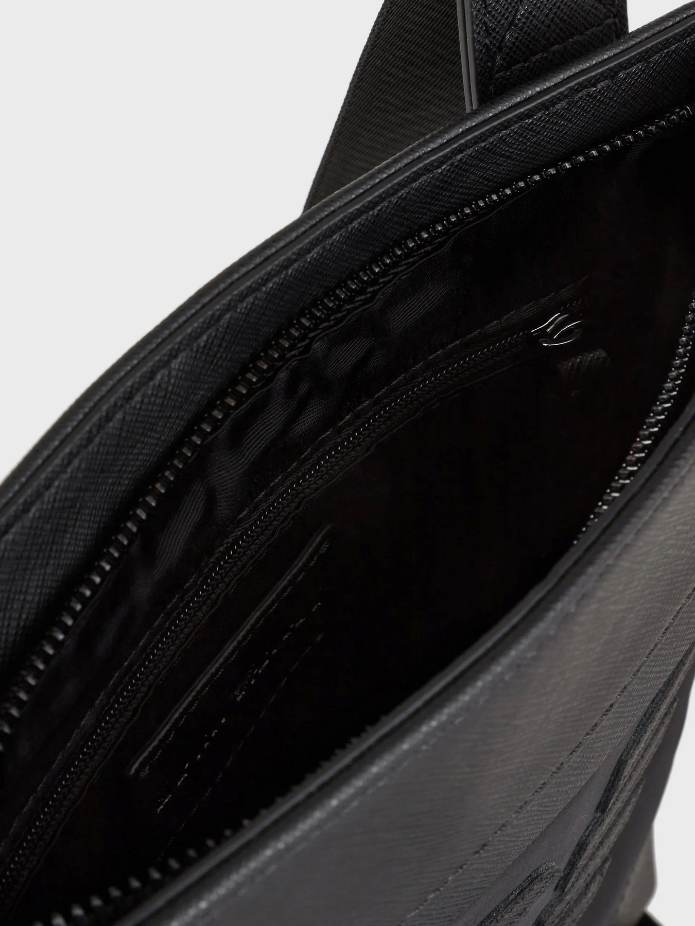 Сумки Emporio Armani модель Y4M185-Y216J-81073 Сумки Emporio Armani модель Y4M185-Y216J-81073 Фото