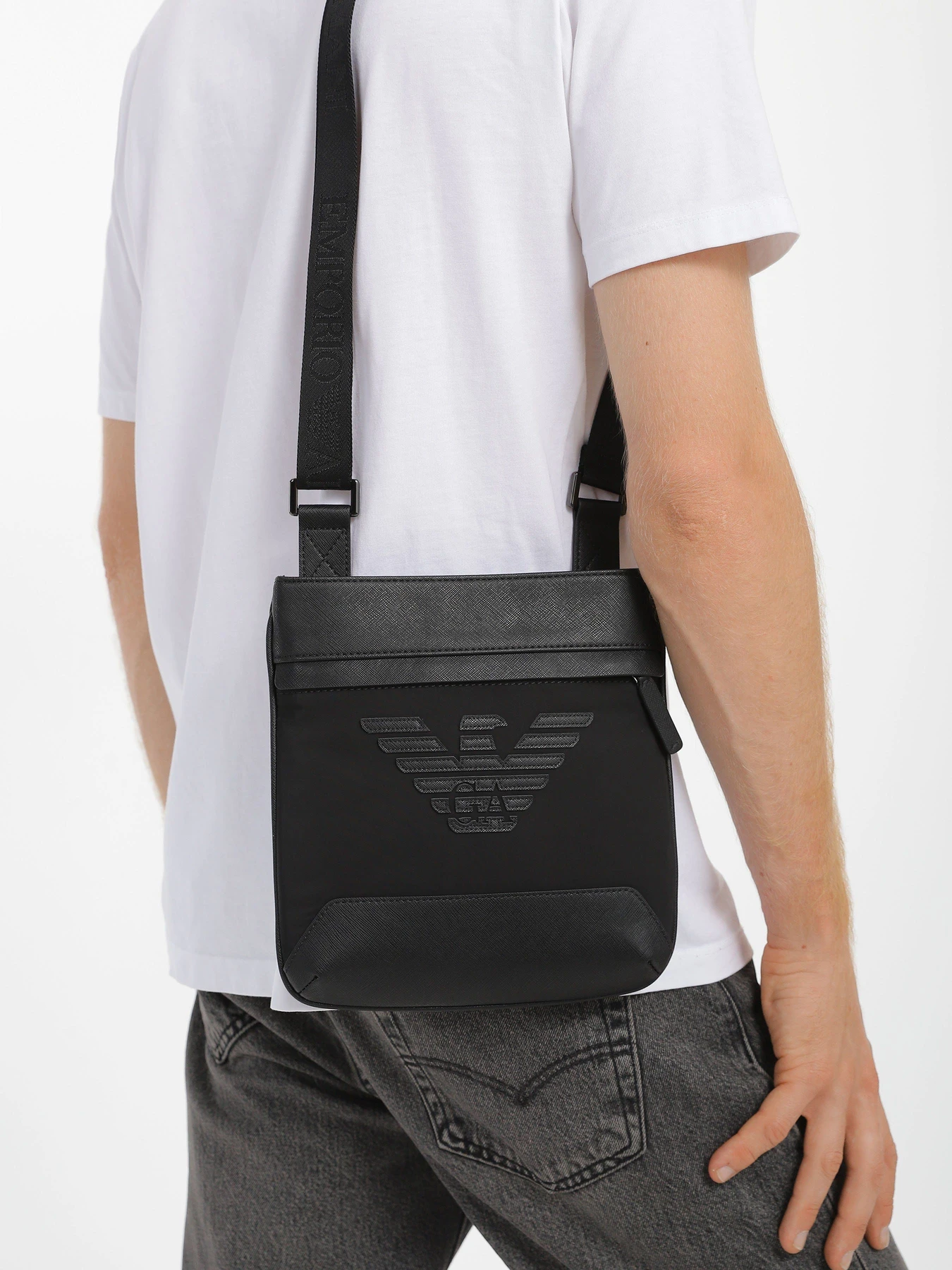 Сумки Emporio Armani модель Y4M185-Y216J-81073 Сумки Emporio Armani модель Y4M185-Y216J-81073 Фото