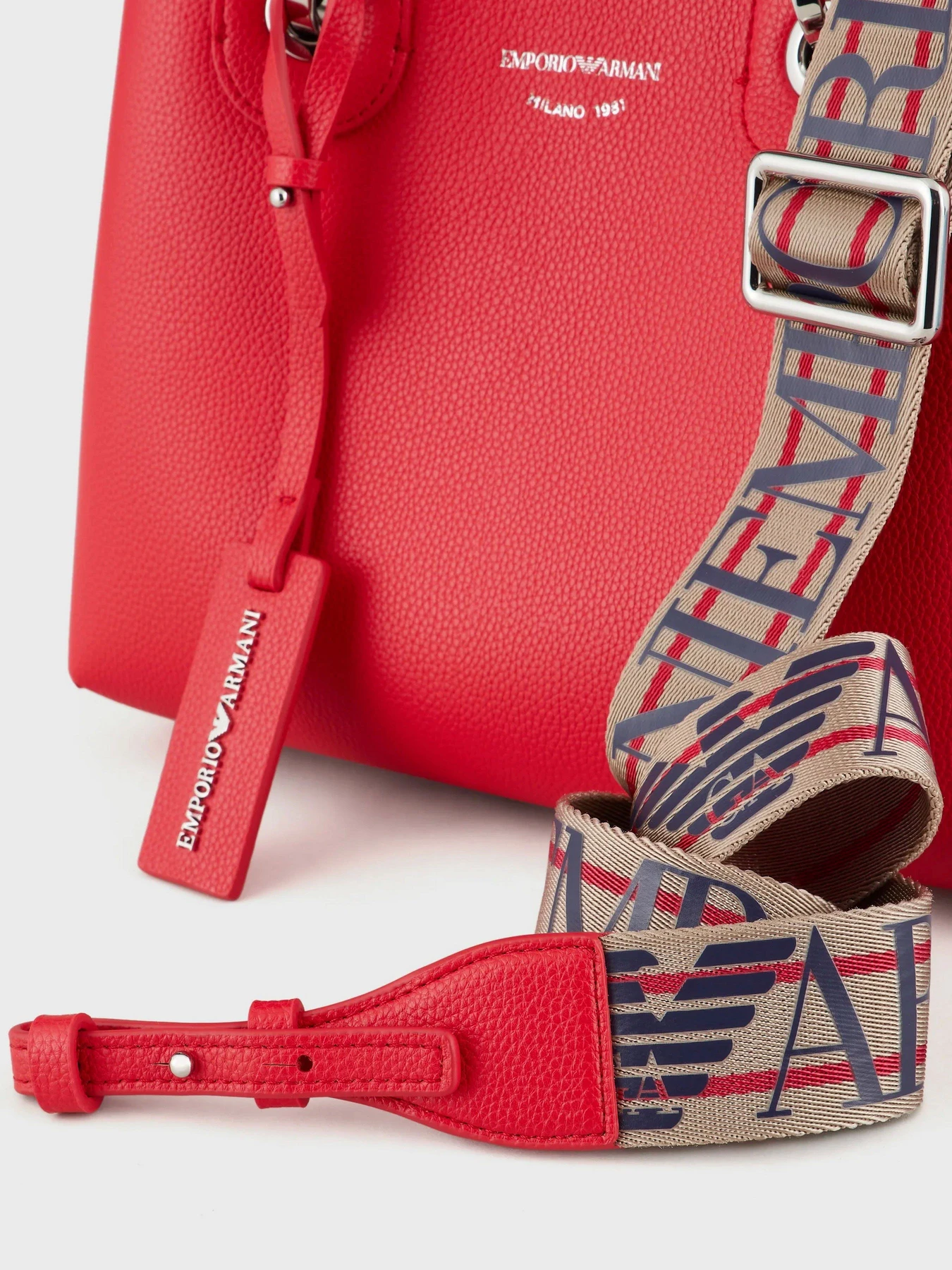 Сумки Emporio Armani MYEA модель Y3D166-YFO5E-89530 Фото