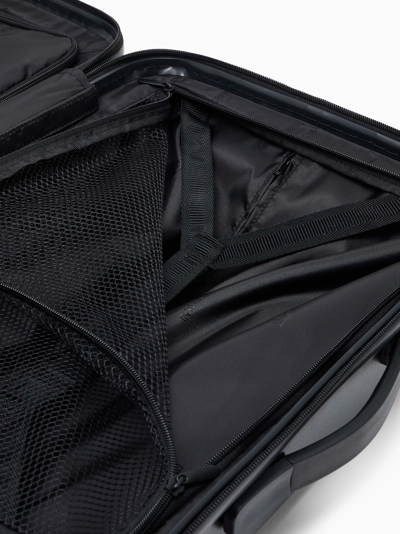Дорожні сумки та валізи Emporio Armani модель Y4Q367-Y138E-81072 Фото
