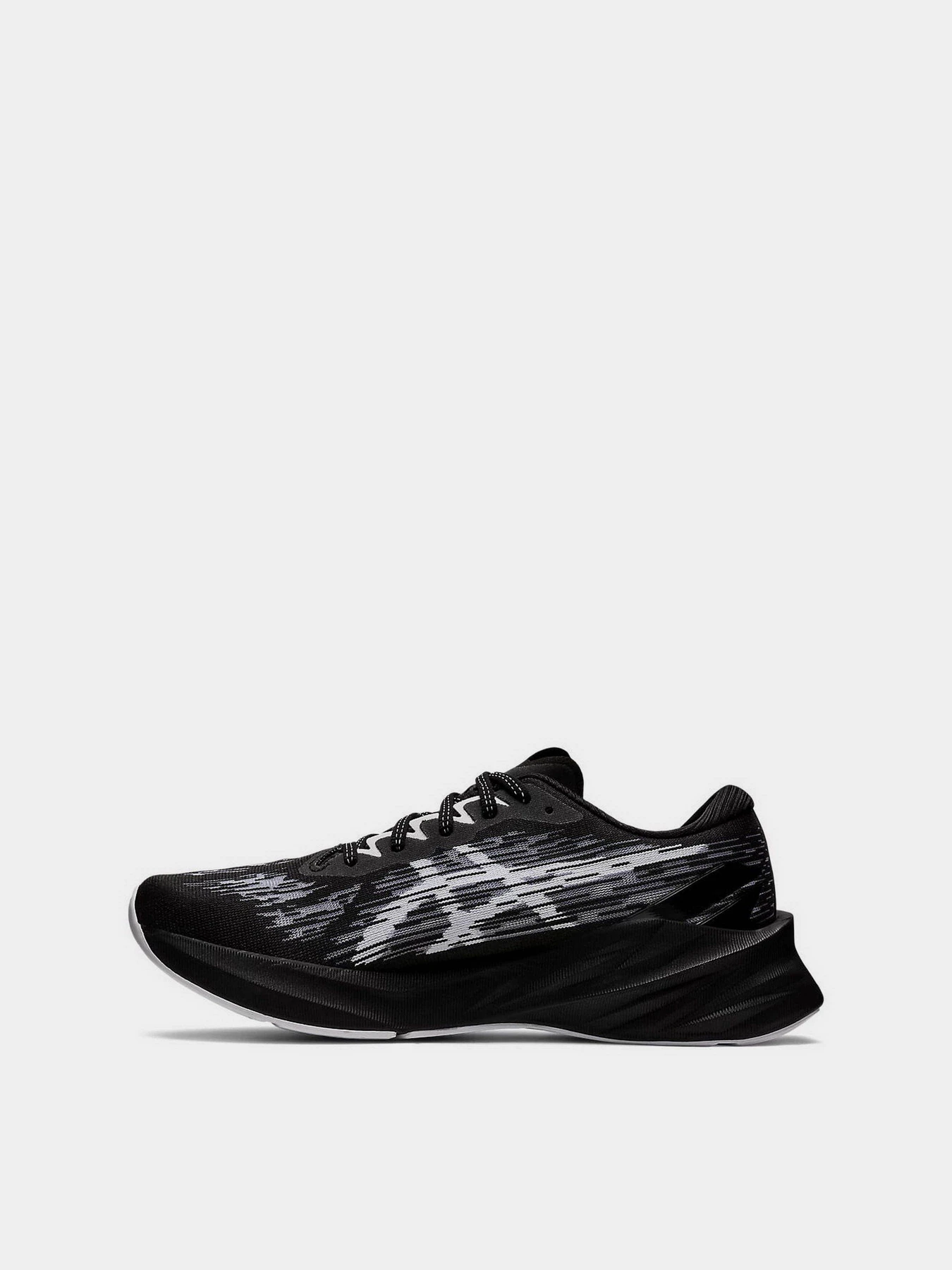 Кросівки Asics Novablast 3 модель 1011B458-002 Чорний, білий Кросівки Asics Novablast 3 модель 1011B458-002 Чорний, білий Фото